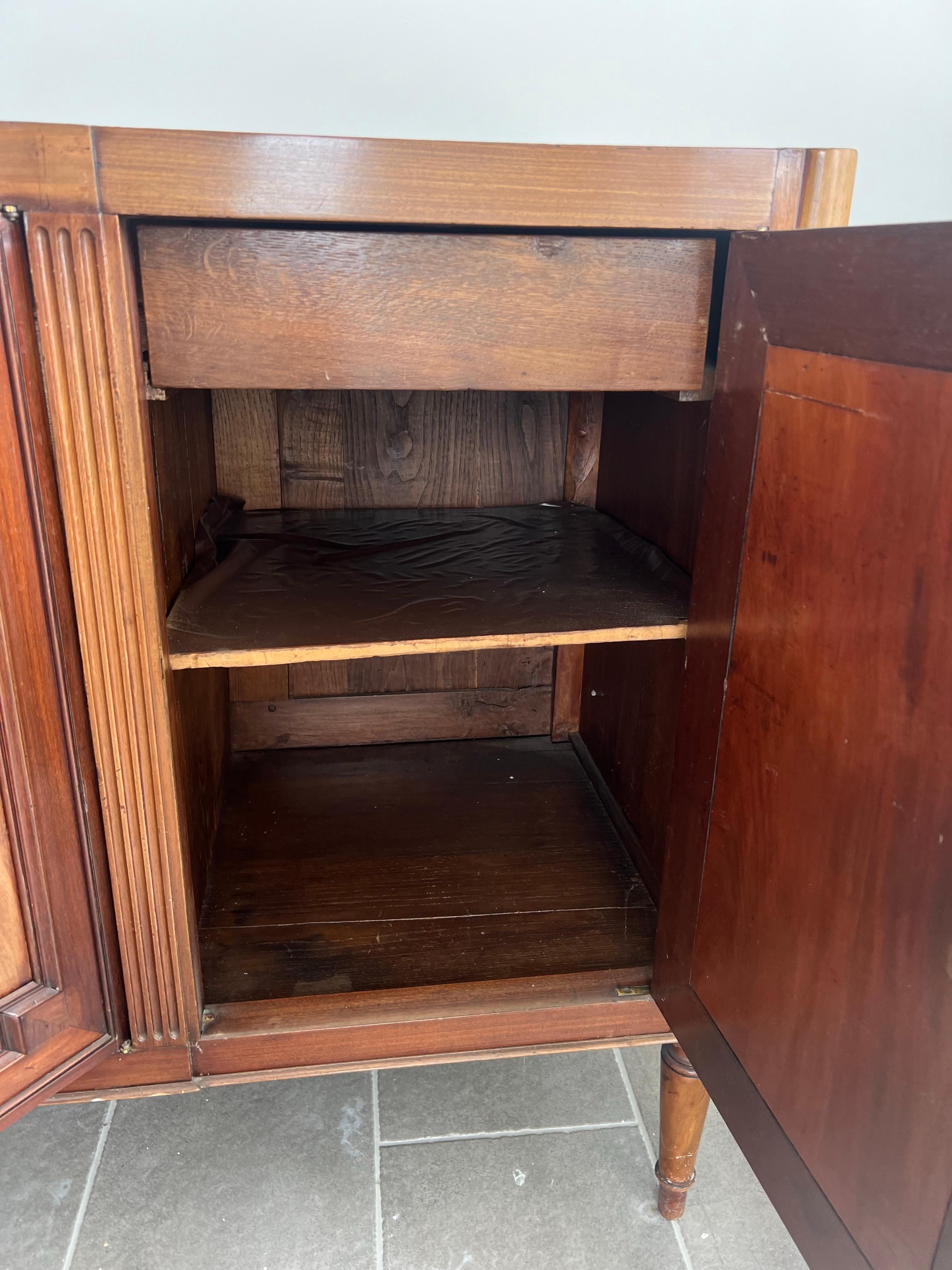 Aparador francés de cuatro puertas de caoba del siglo XVIII con tapa de mármol rojo en Bueno estado para la venta en Sofia, BG