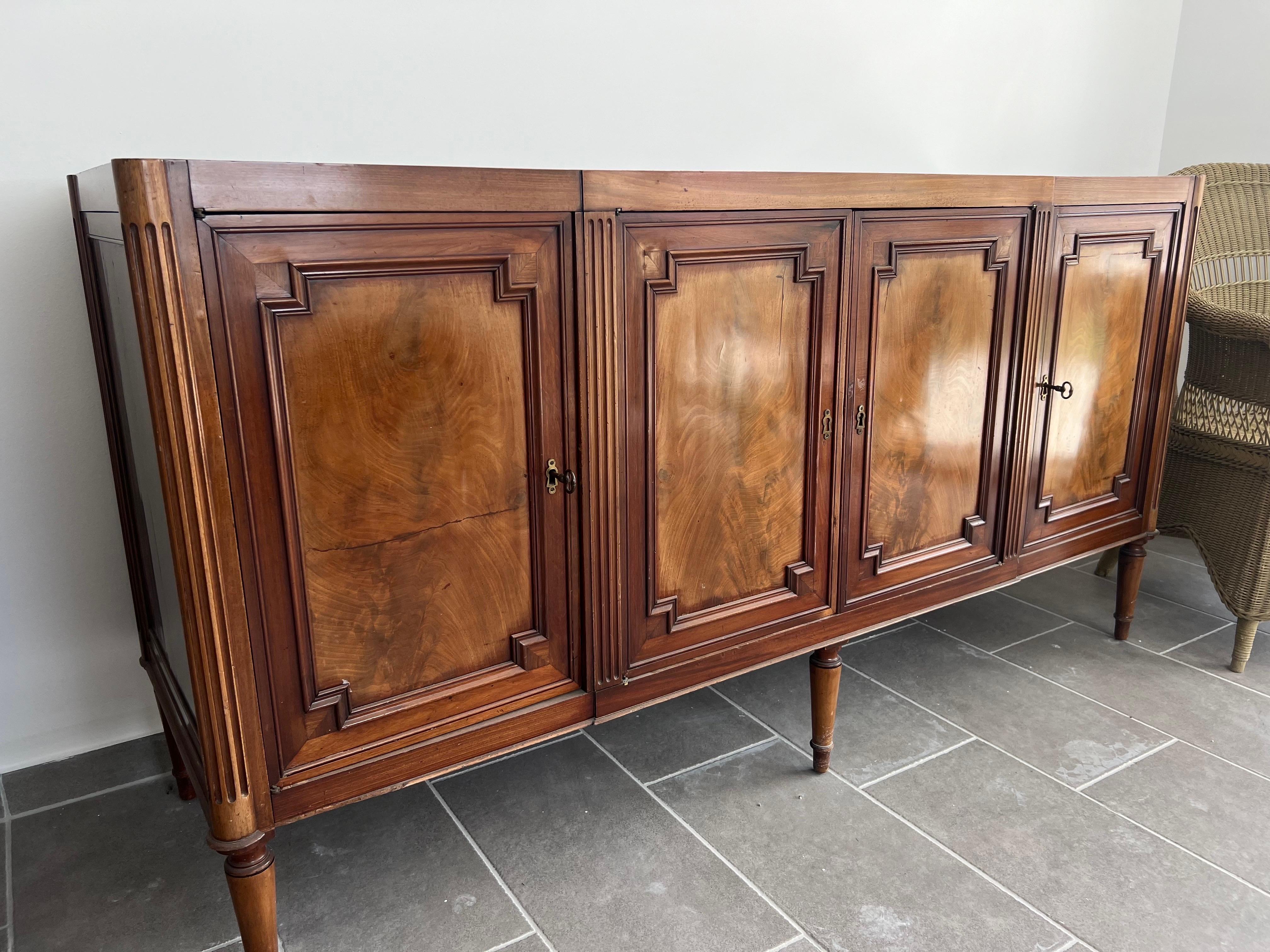 Aparador francés de cuatro puertas de caoba del siglo XVIII con tapa de mármol rojo en venta 2