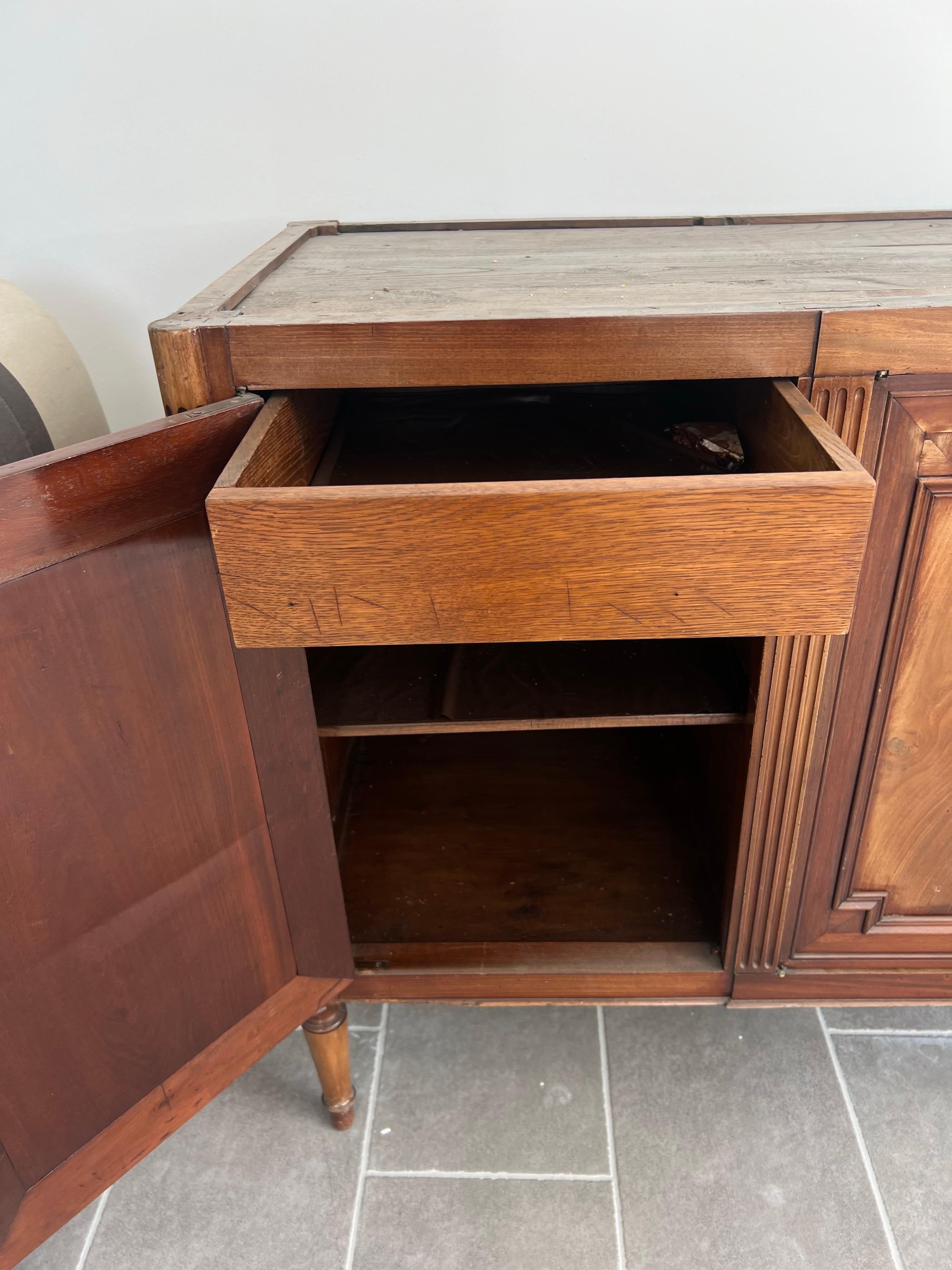 Aparador francés de cuatro puertas de caoba del siglo XVIII con tapa de mármol rojo en venta 1