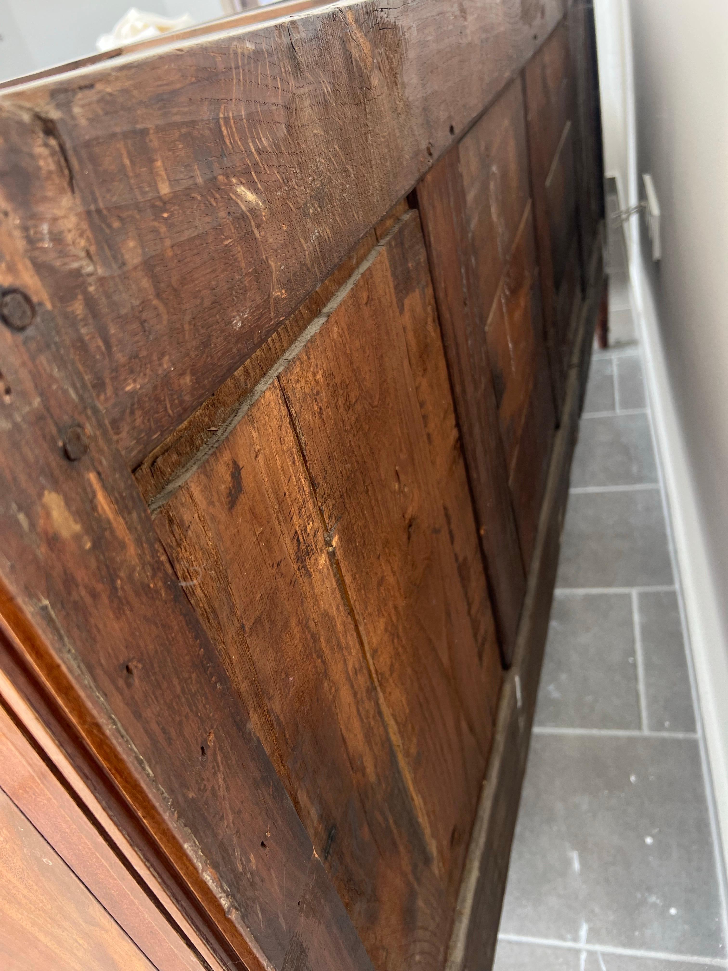 Aparador francés de cuatro puertas de caoba del siglo XVIII con tapa de mármol rojo en venta 5