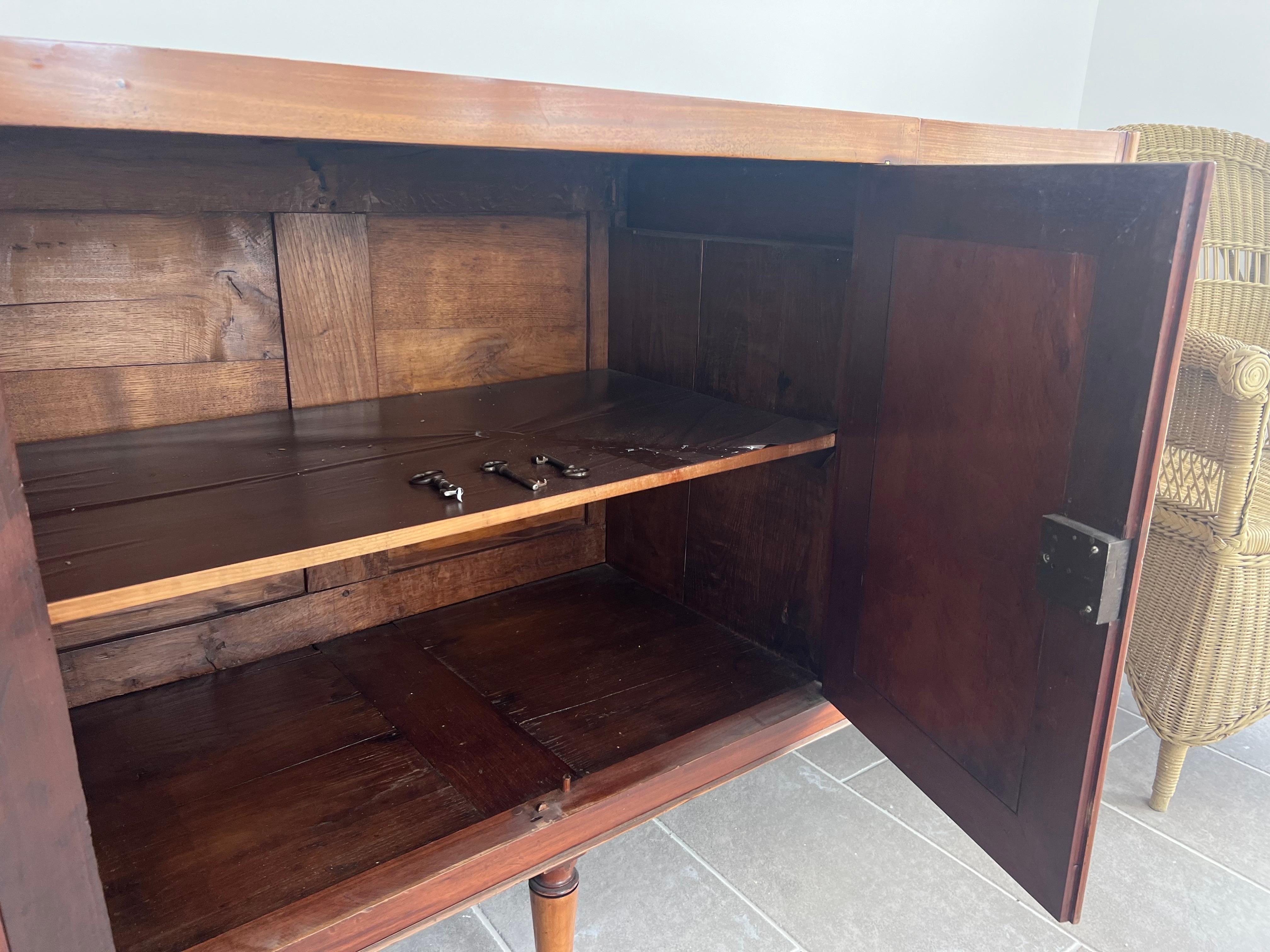 Aparador francés de cuatro puertas de caoba del siglo XVIII con tapa de mármol rojo en venta 4