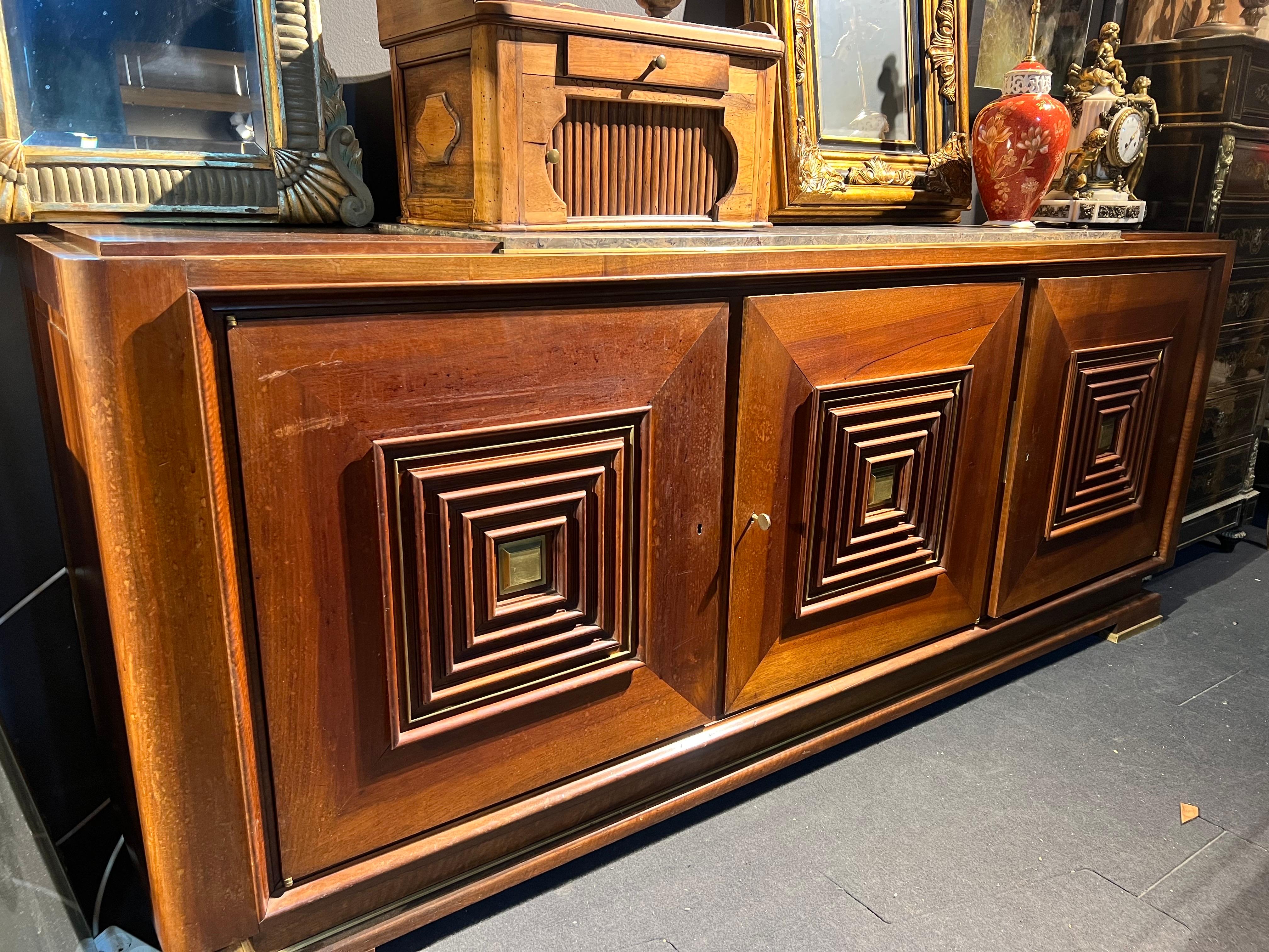 XX secolo Grande credenza francese d'epoca in mogano attribuita a Maxime Old 1910-1991 in vendita