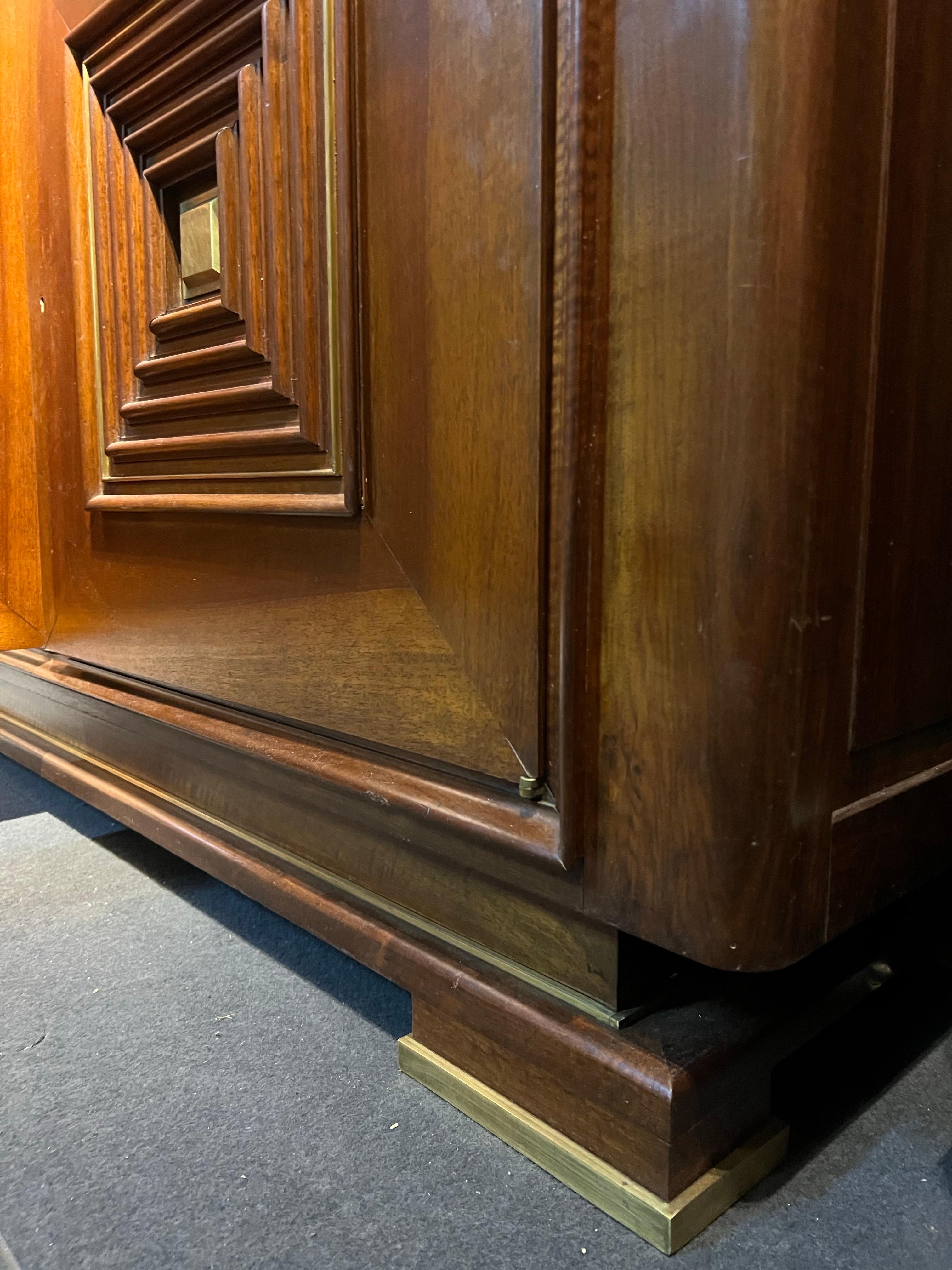 Mogano Grande credenza francese d'epoca in mogano attribuita a Maxime Old 1910-1991 in vendita