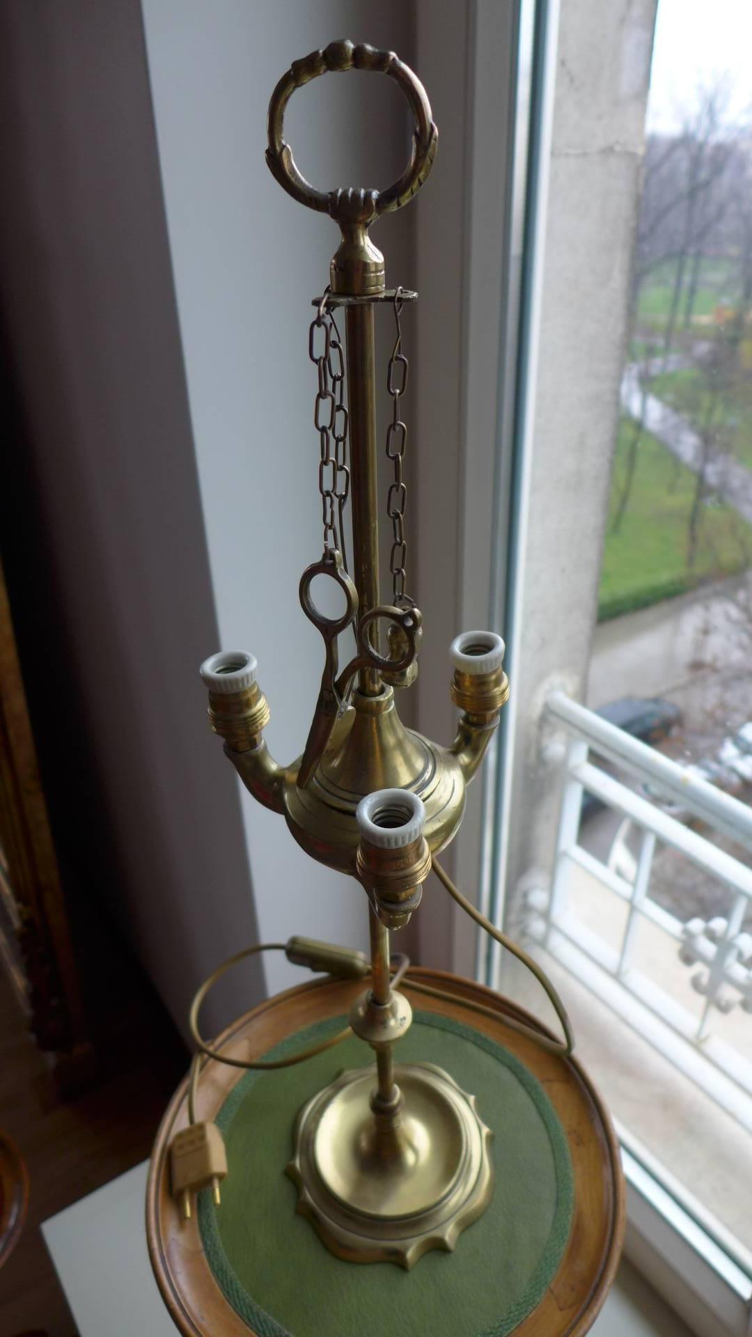 lampe de bureau en laiton électrifié du 19e siècle, de style Empire.
La partie avec les ampoules est réglable.
France, datant d'environ 1860.