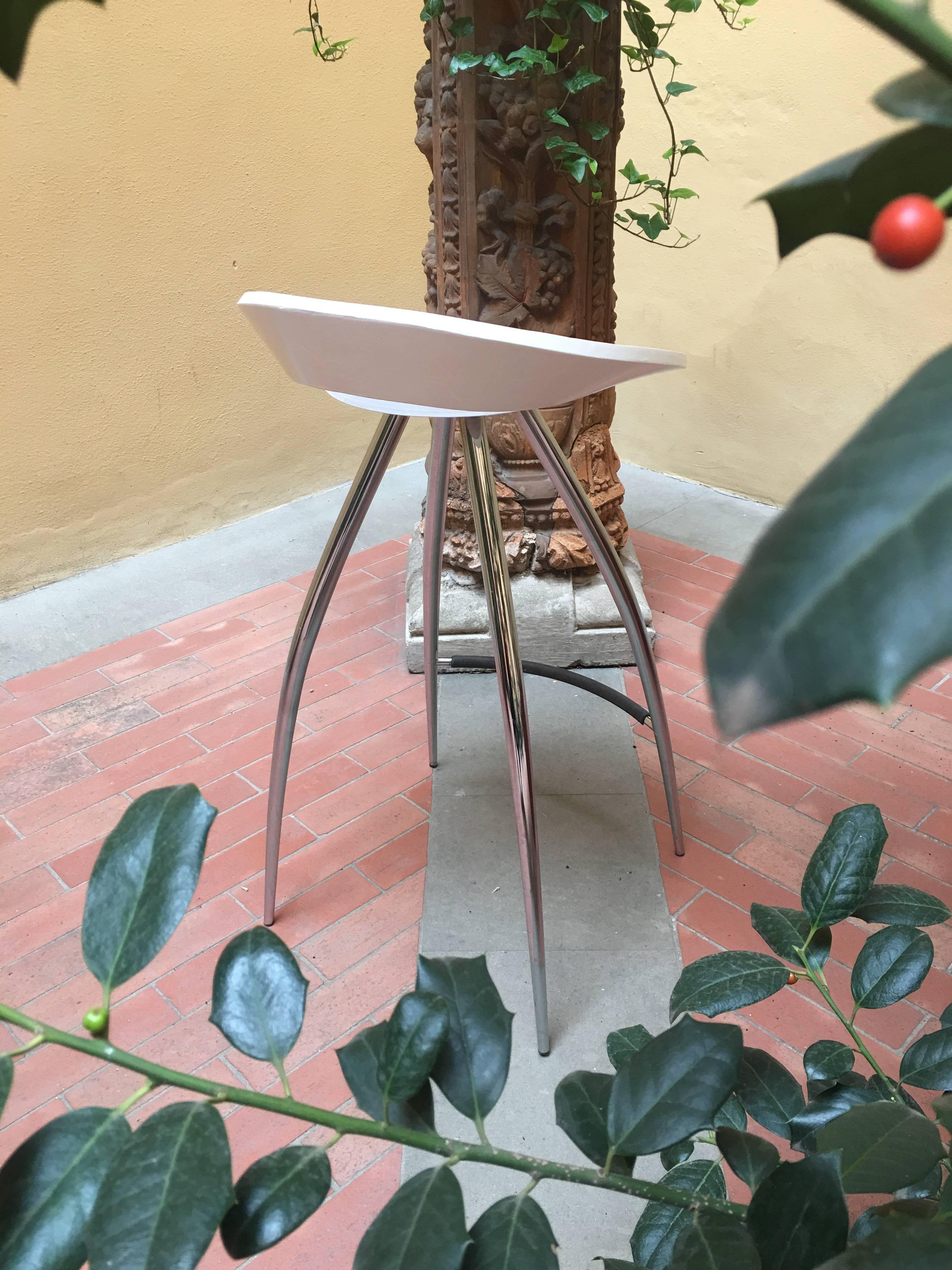 Designed by Design Group Italia for Magis, 1994.

Magis Lyra stool

Designed by the Milan firm Design Group Italia, the Lyra stool owes a lot to the way Charles Eames used bentwood. You can see the influence in the graceful molding of the