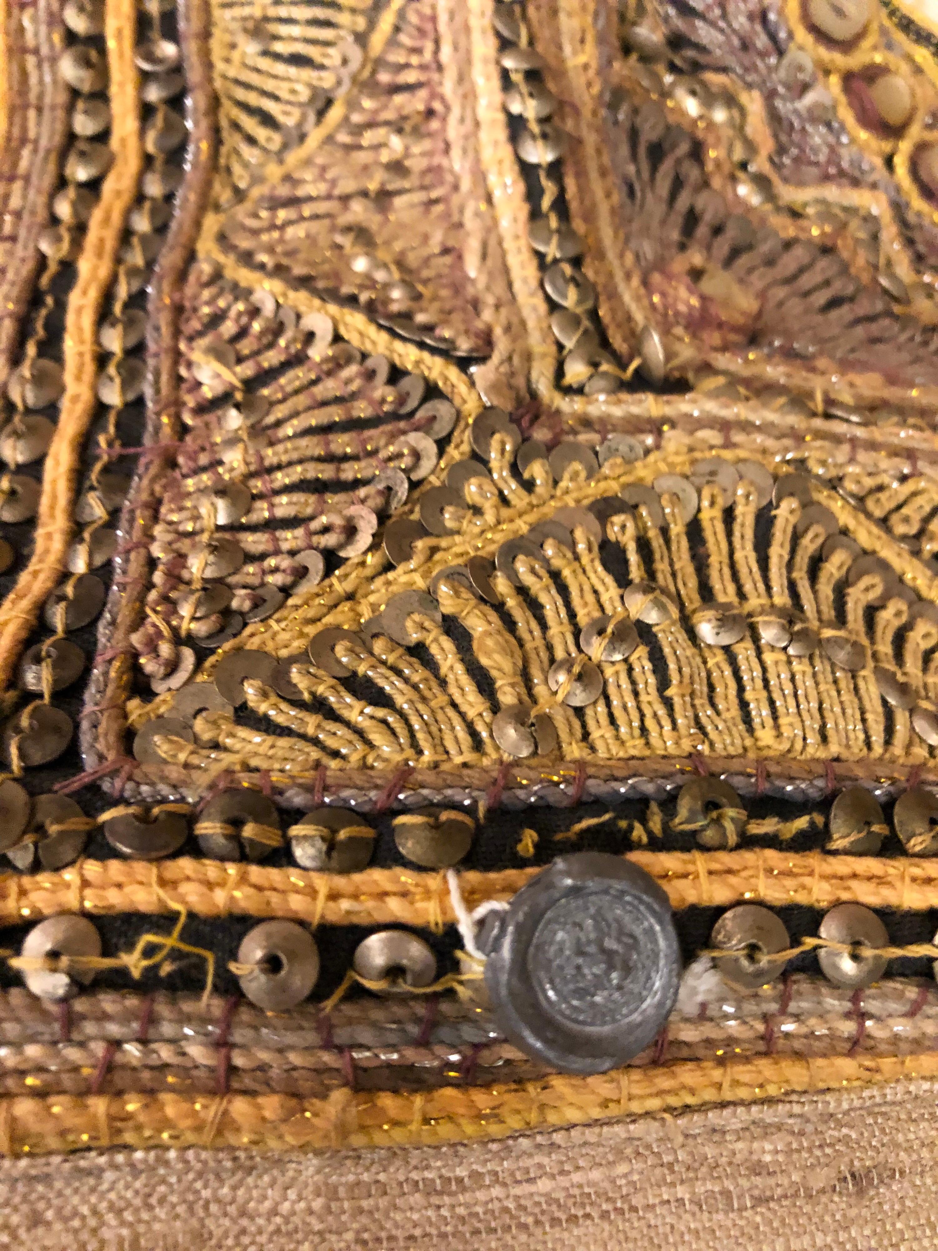 Grande tapisserie Kalaga en lin et soie birmane:: lourdement brodée d'appliques de figures 3