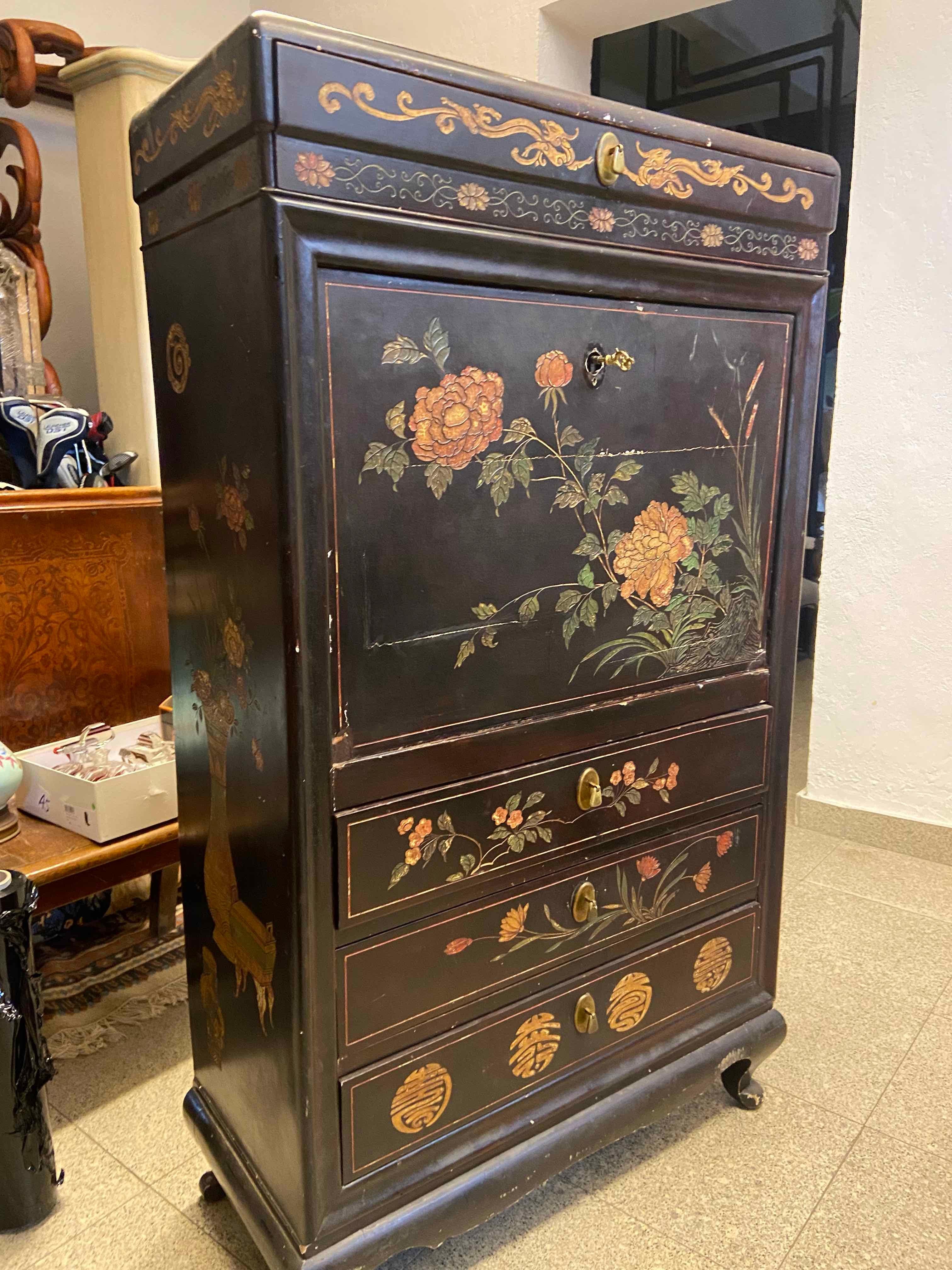 Segretaria dipinta a mano del XIX secolo con cassetti nascosti e decorazioni floreali in vendita 6