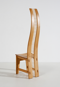 Sedia PRIMAVERA in rovere massiccio con schienale alto dal design scultoreo, di Antonio e Mario Comini