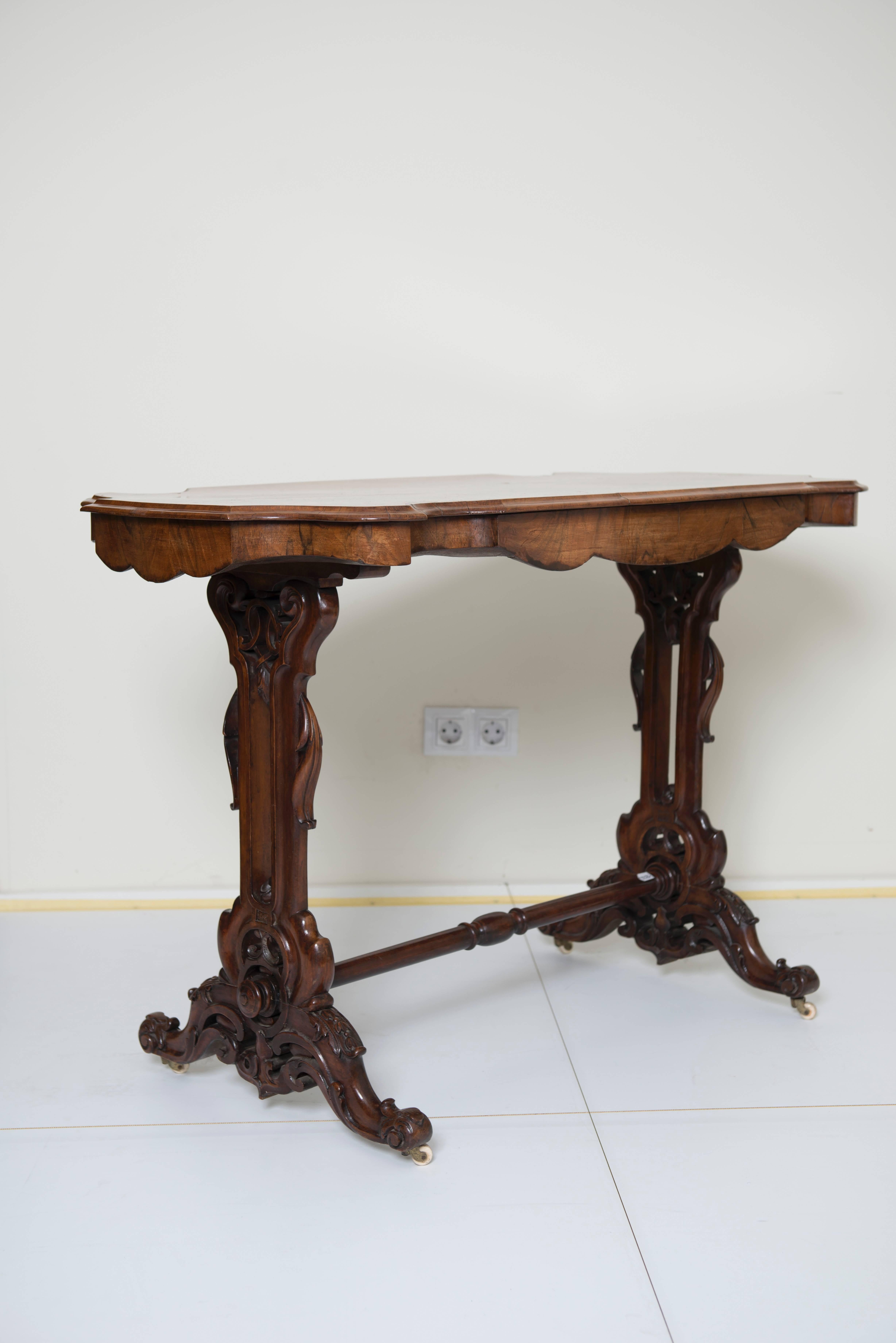 Fine quality early Victorian rosewood burr card table or console table.
Measures: 72 H/107/59.