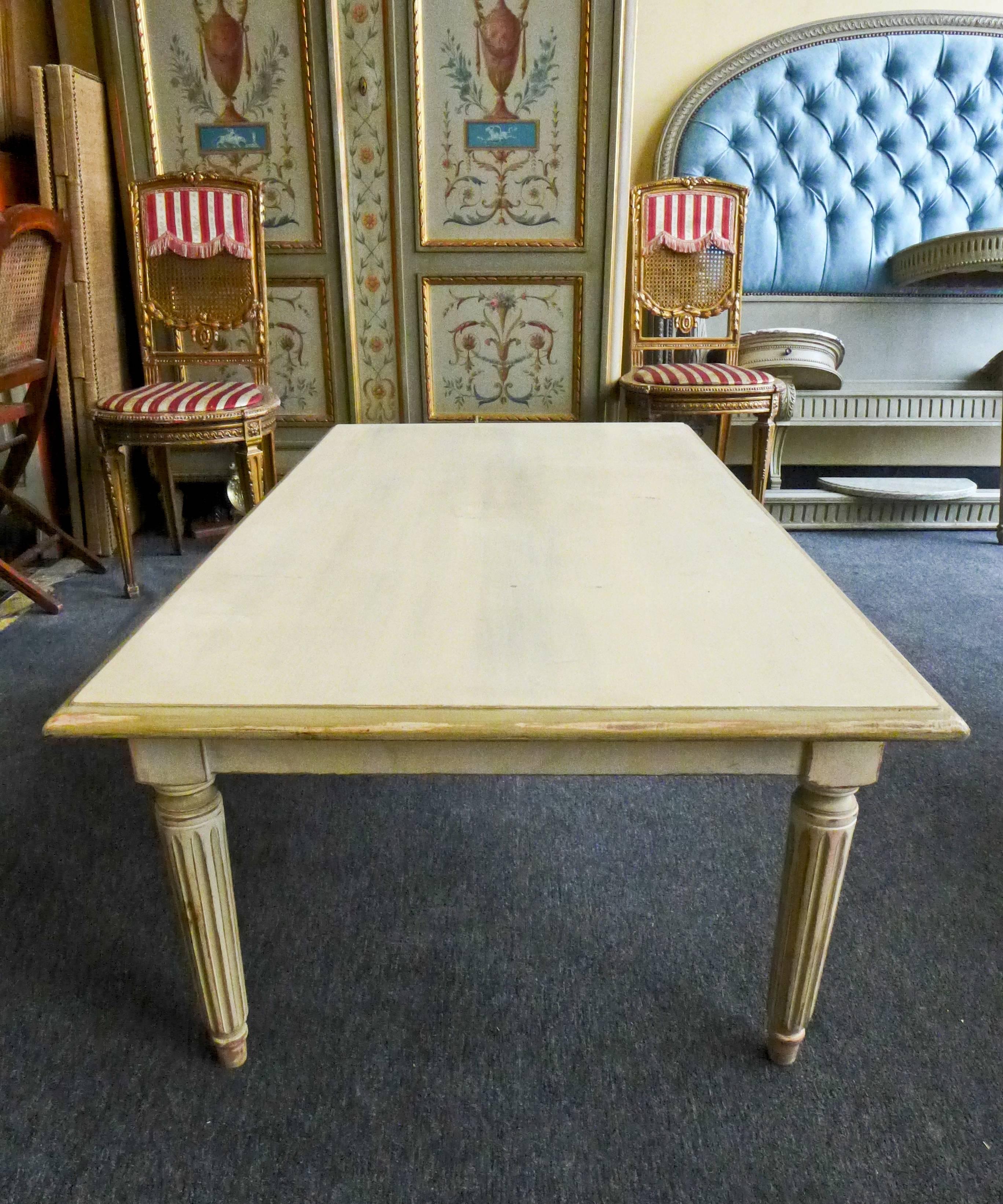 Table basse ou table d'appoint française du 19ème siècle peinte à la main de style Louis XVI Bon état - En vente à Sofia, BG