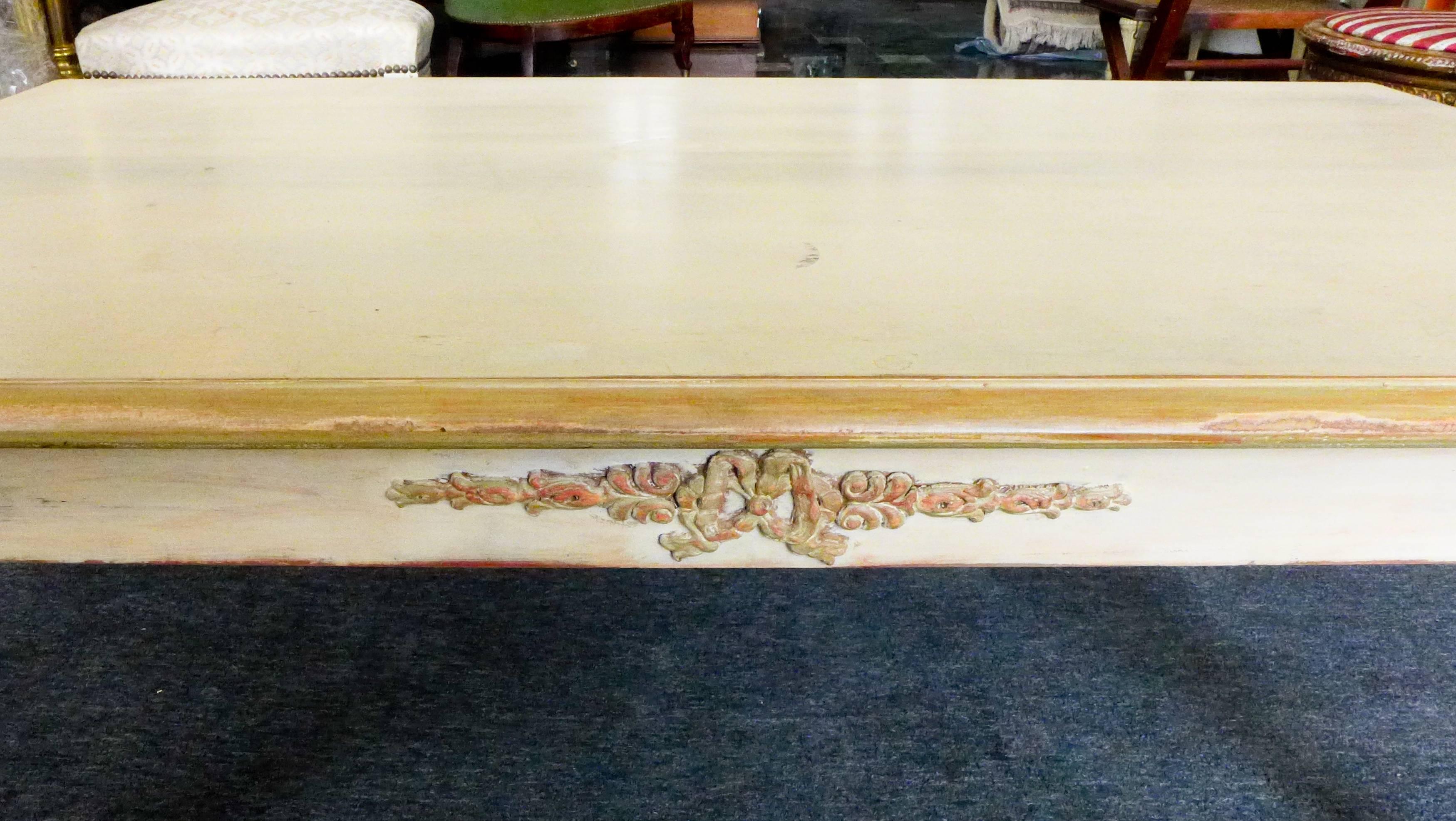 XIXe siècle Table basse ou table d'appoint française du 19ème siècle peinte à la main de style Louis XVI en vente