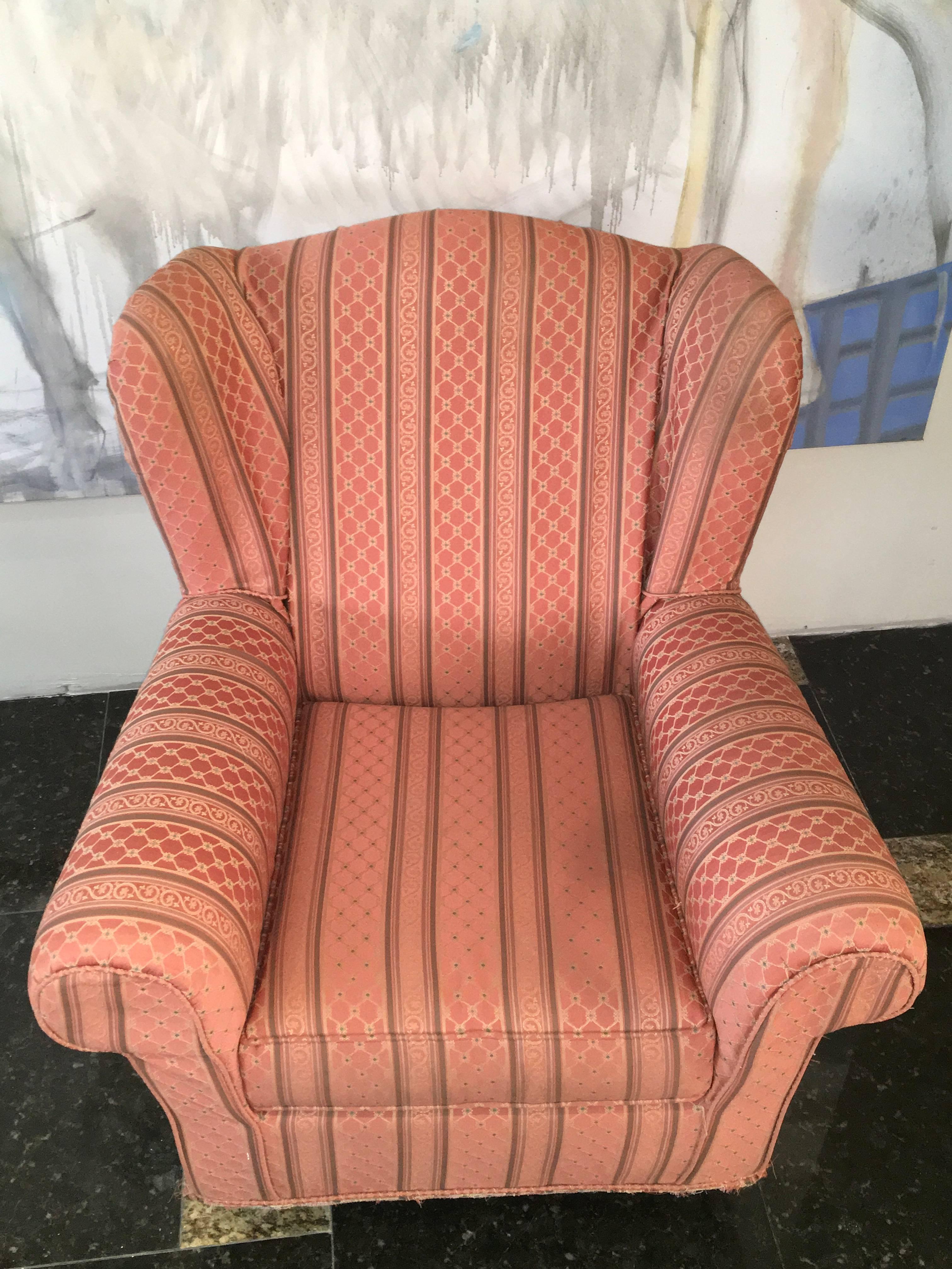 Beautiful Italian textile and silk armchair in excellent condition, soft and comfortable very warm pink detailed color.
