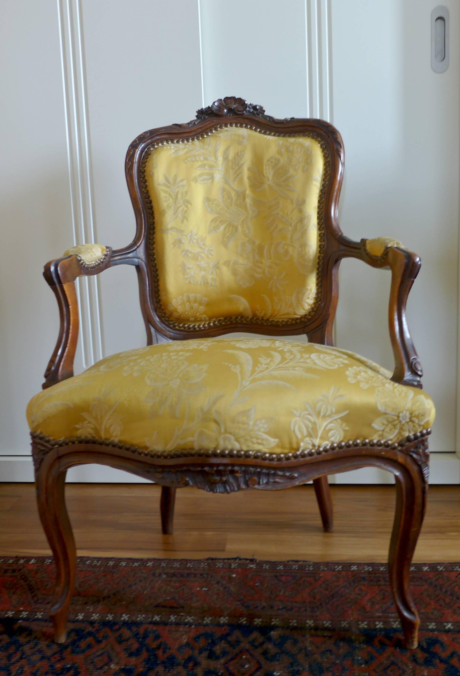 Ein offener Sessel aus französischem Nussbaum, sehr gute Qualität und Zustand, schöne geformte Rücken- und Armlehnen, Schnitzereien an den Rahmen, auf schönen Cabriole-Beinen stehend, neu in Goldsatin mit Blumendekoration,
um 1870.
   