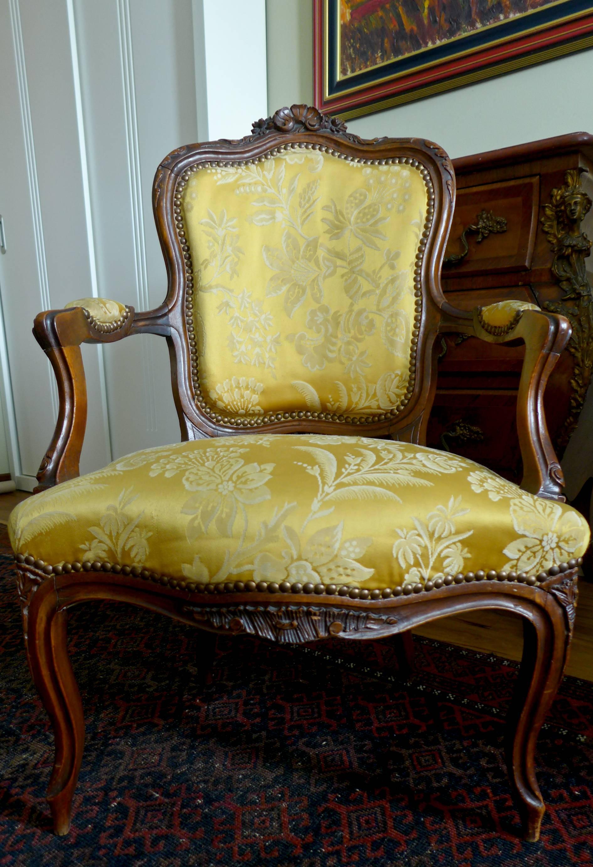 19th Century French Armchair in Louis XV Style In Good Condition For Sale In Sofia, BG