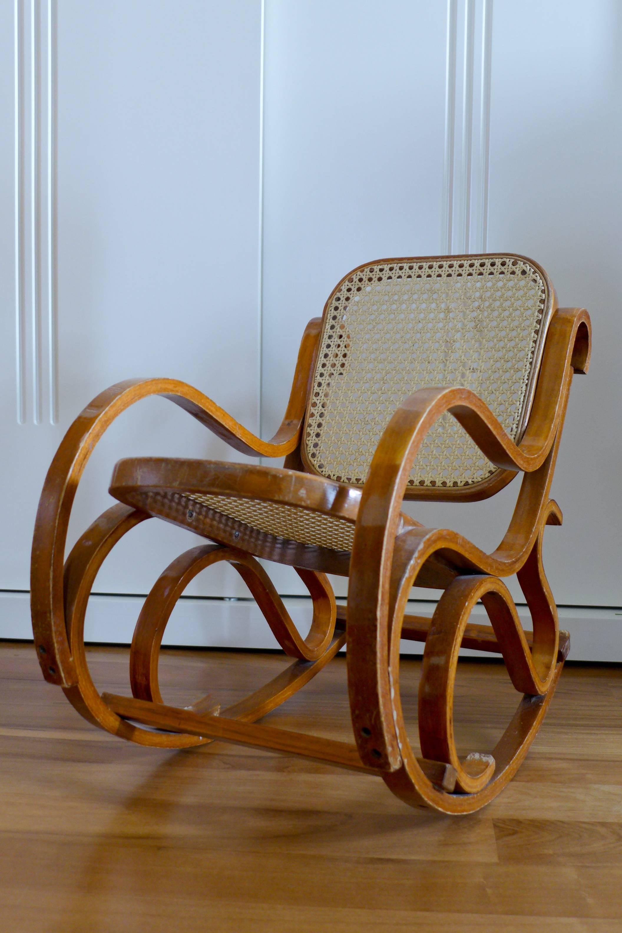 Ein alter Bugholz-Kinderschaukelstuhl mit Rückenlehne und Sitz aus Schilfrohr, um 1950. Sehr guter Zustand. Bequem und geeignet für ein Kind zwischen 2 und 6 Jahren.