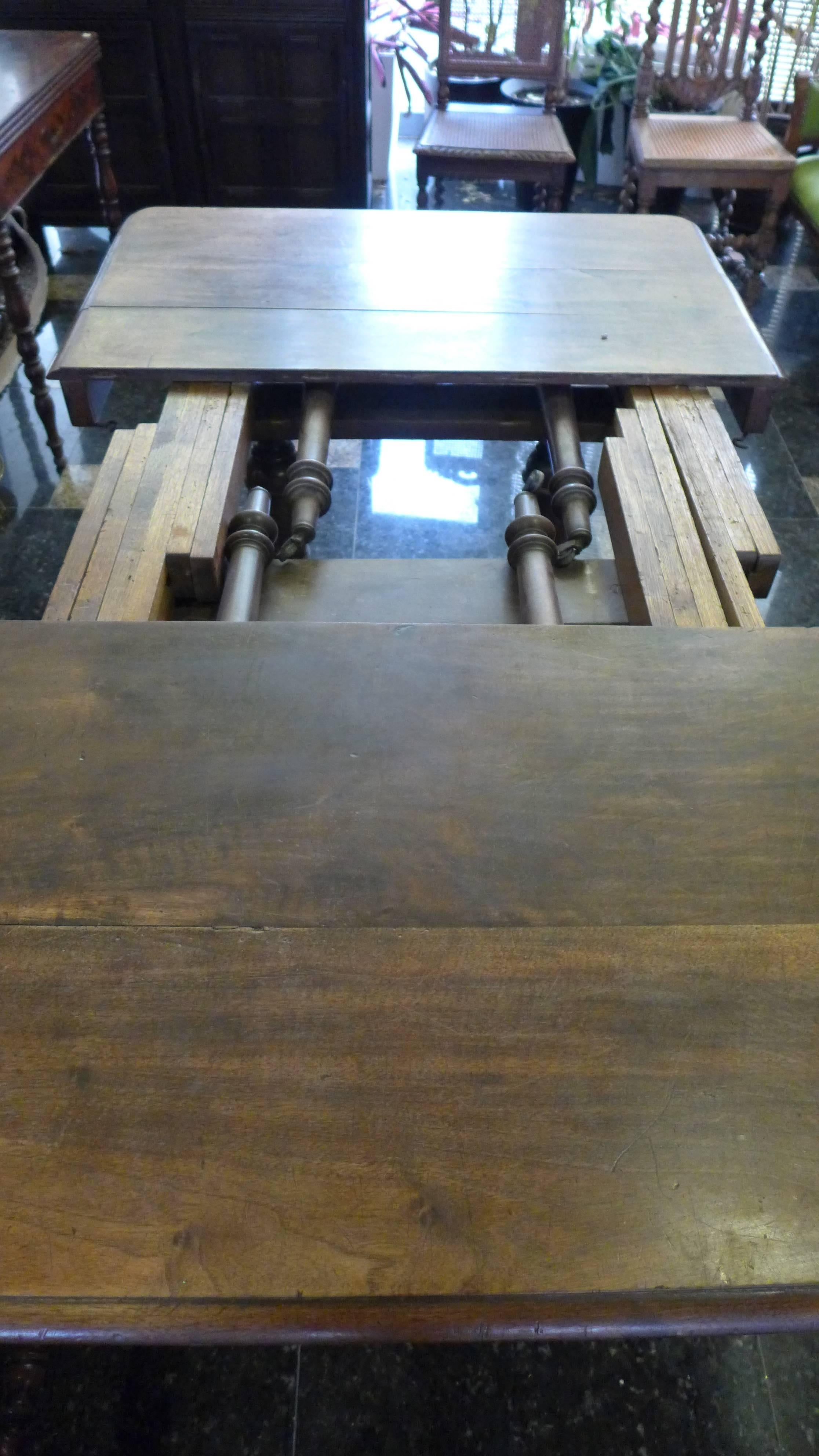Ancienne table française du 19ème siècle en chêne rectangulaire à rallonge en vente 1