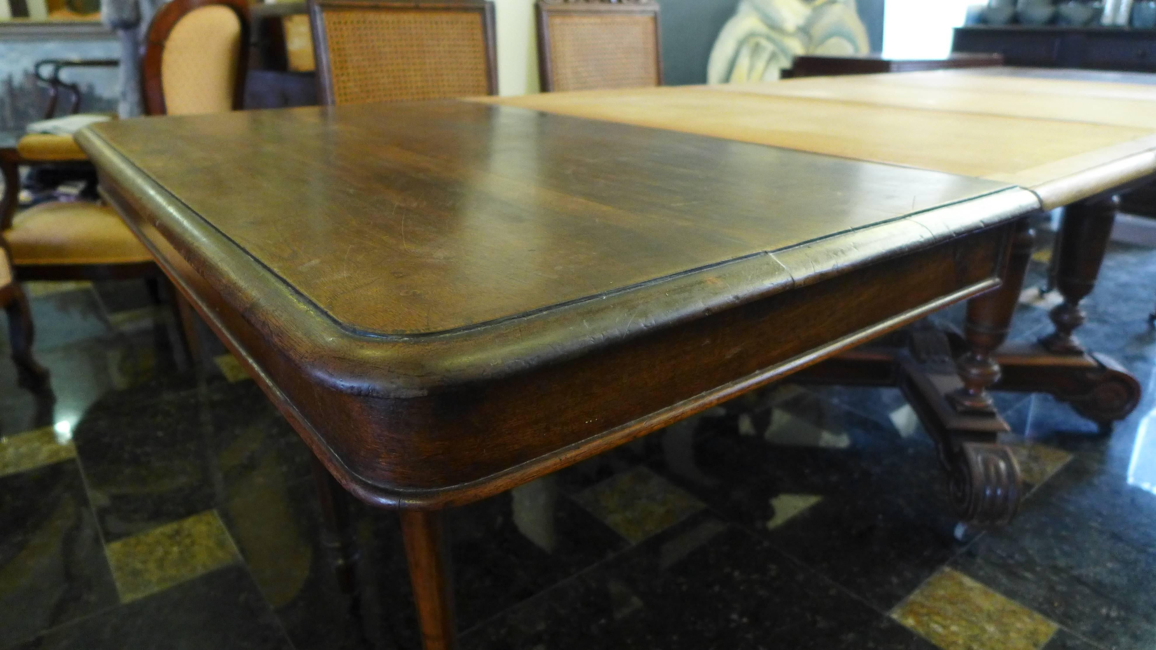 XIXe siècle Ancienne table française du 19ème siècle en chêne rectangulaire à rallonge en vente