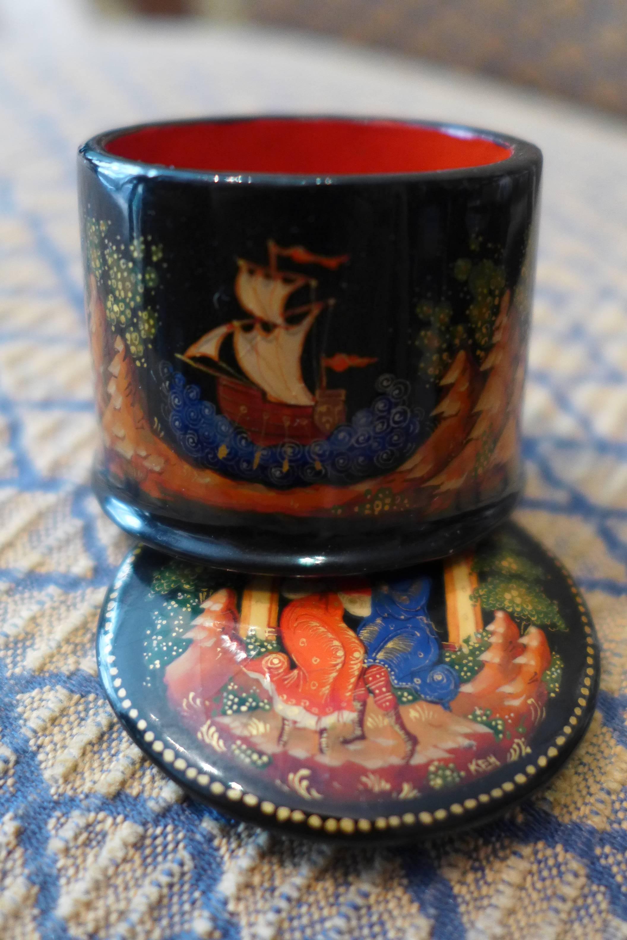 Palekh Hand-Painted Russian Jewelry Lacquered Round Box In Excellent Condition In Sofia, BG