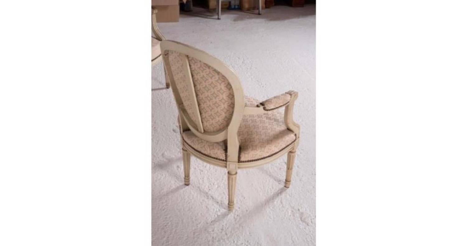 Trois élégants fauteuils cabriolets anciens de France de style Louis XVI, vers 1860. Ces chaises sont fabriquées en bois massif peint avec un cadre et des pieds courbés et ont été retapissées avec un tissu figuré beige. détail 
