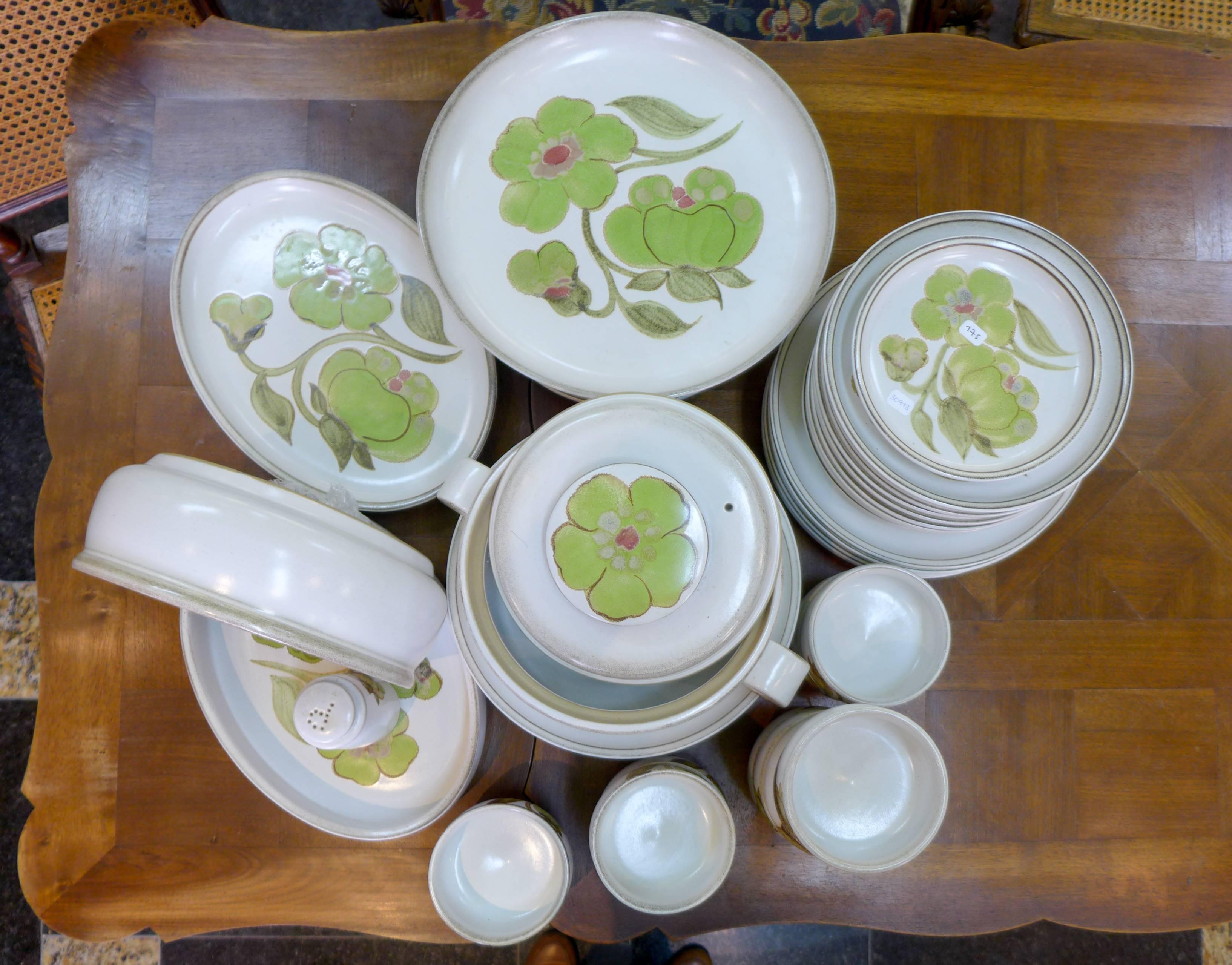 Denby Troubadour ceramic dinner set, hand-painted 1970s
contained:
29 plates - 26 cm.
11 plates - 21 cm.
one round plate - 31 cm.
one oval plate - 32/23 cm.
one bowl - 24/ H 9 cm.
one bowl - 29/20/ H 5 cm.
11 soup bowl 10/ H 8 cm.
one