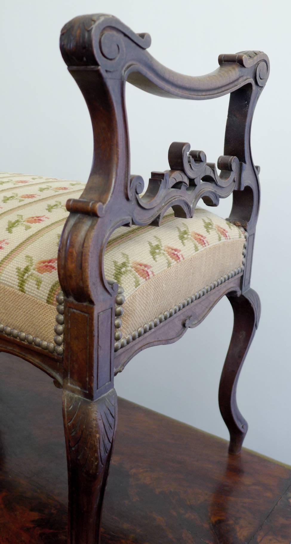 A beautifully carved French walnut Louis XV style seat, upholstered in an original tapestry from the 19th century with little tulips all-over. Very confortable.
France, circa 1870.