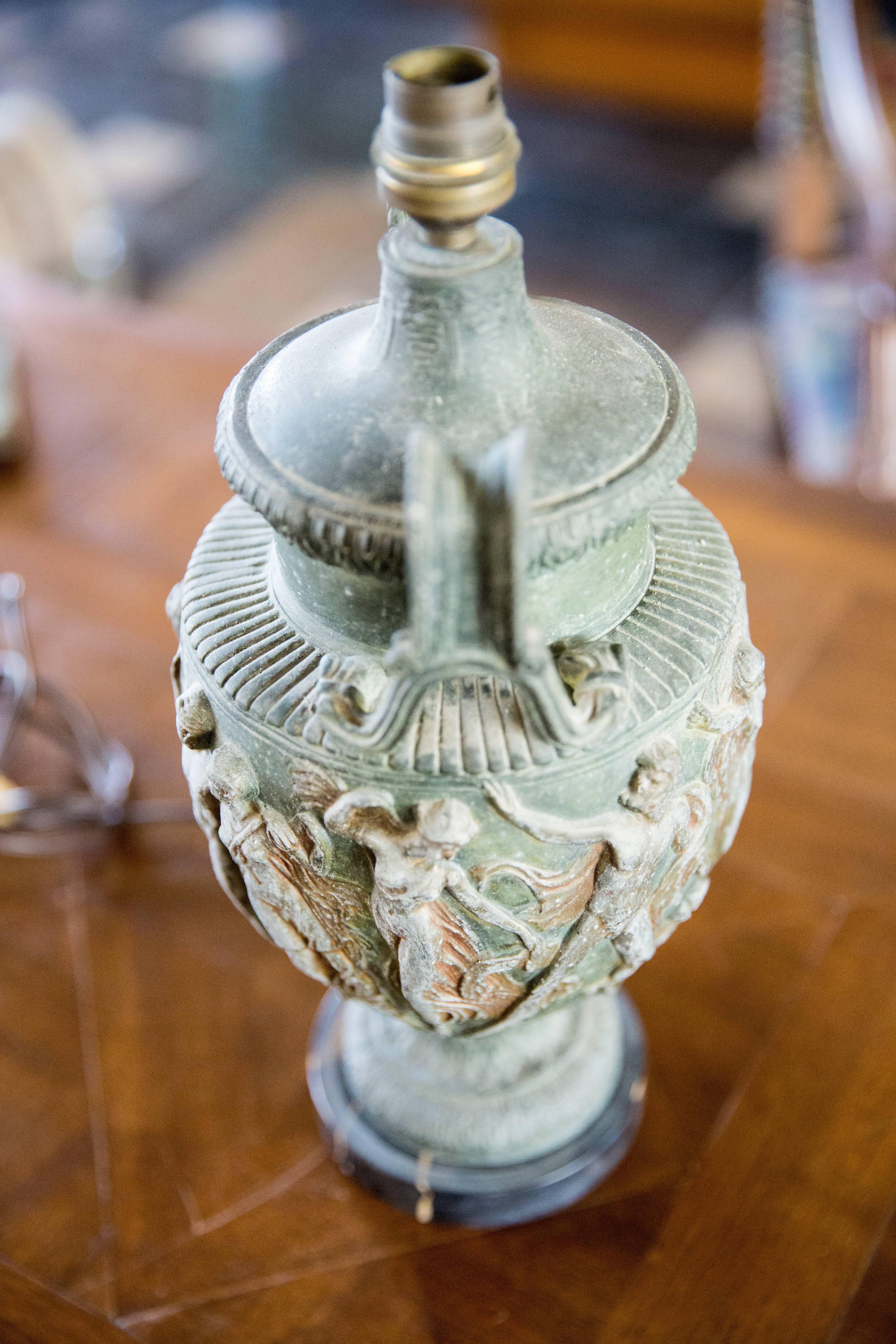 Français Lampe en métal du XIXe siècle avec figures mythologiques en vente