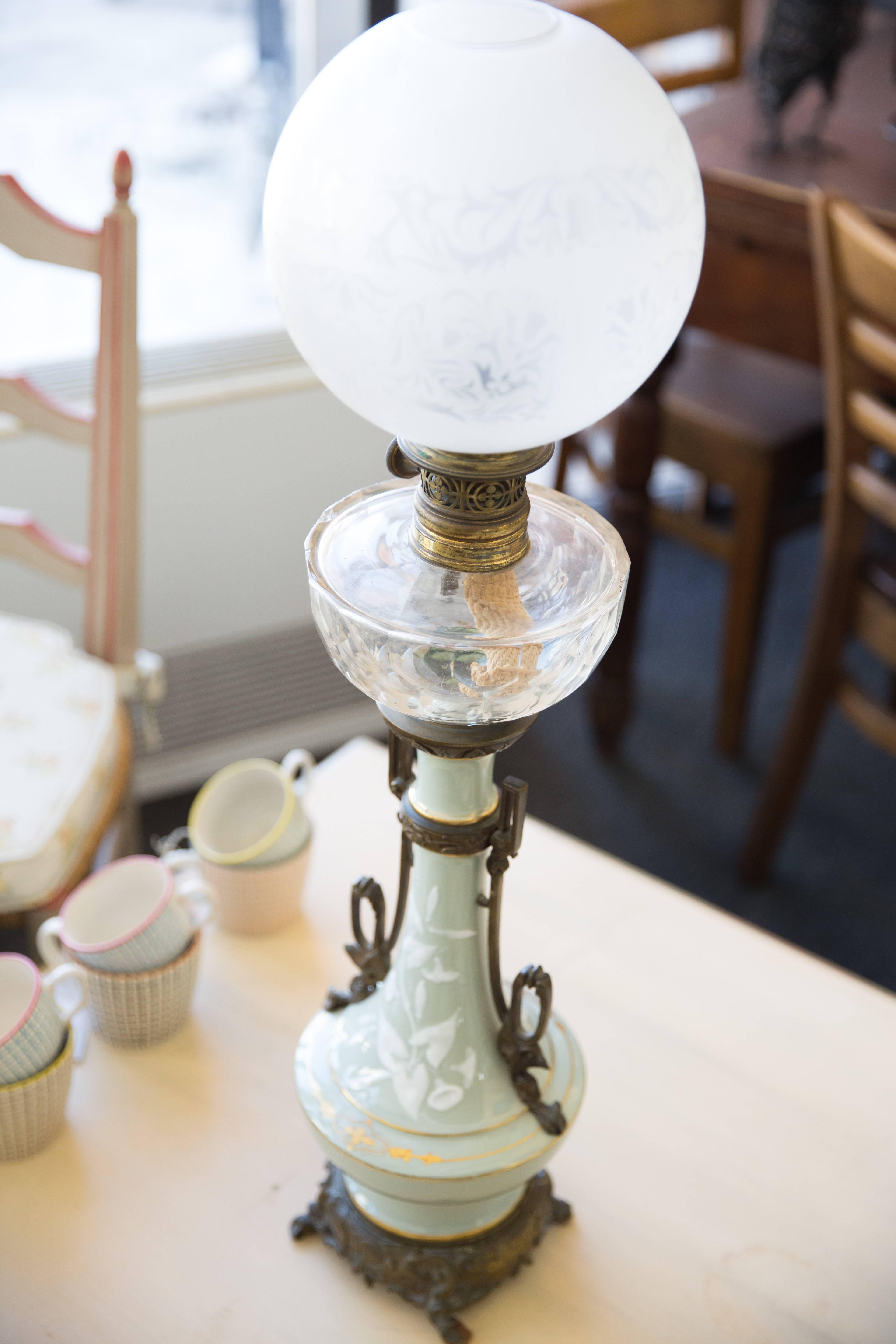 20ième siècle Exceptionnelle lampe en porcelaine avec brûleur à huile d'origine, vers 1900 en vente