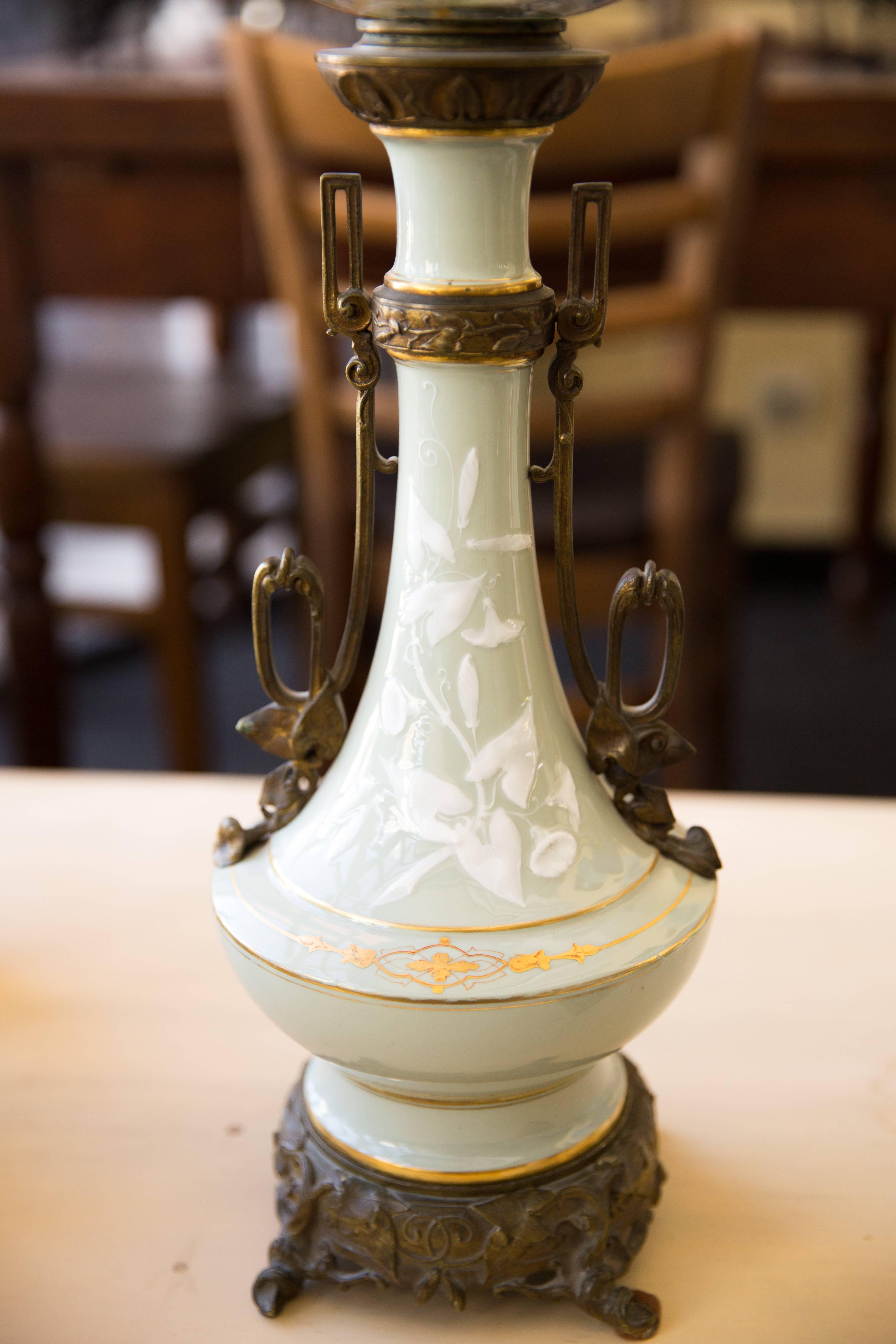 Français Exceptionnelle lampe en porcelaine avec brûleur à huile d'origine, vers 1900 en vente