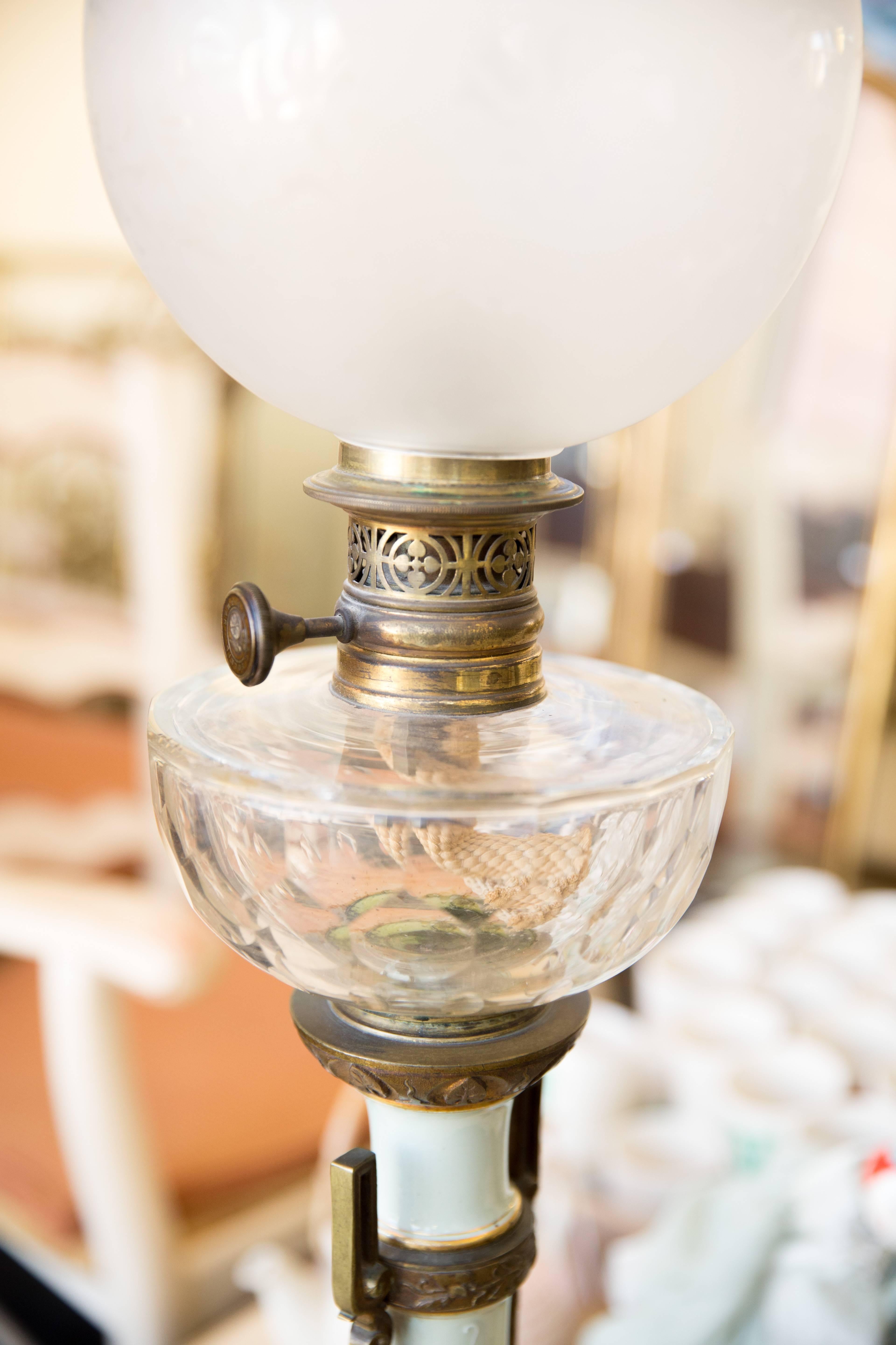 Exceptionnelle lampe en porcelaine avec brûleur à huile d'origine, vers 1900 Excellent état - En vente à Sofia, BG