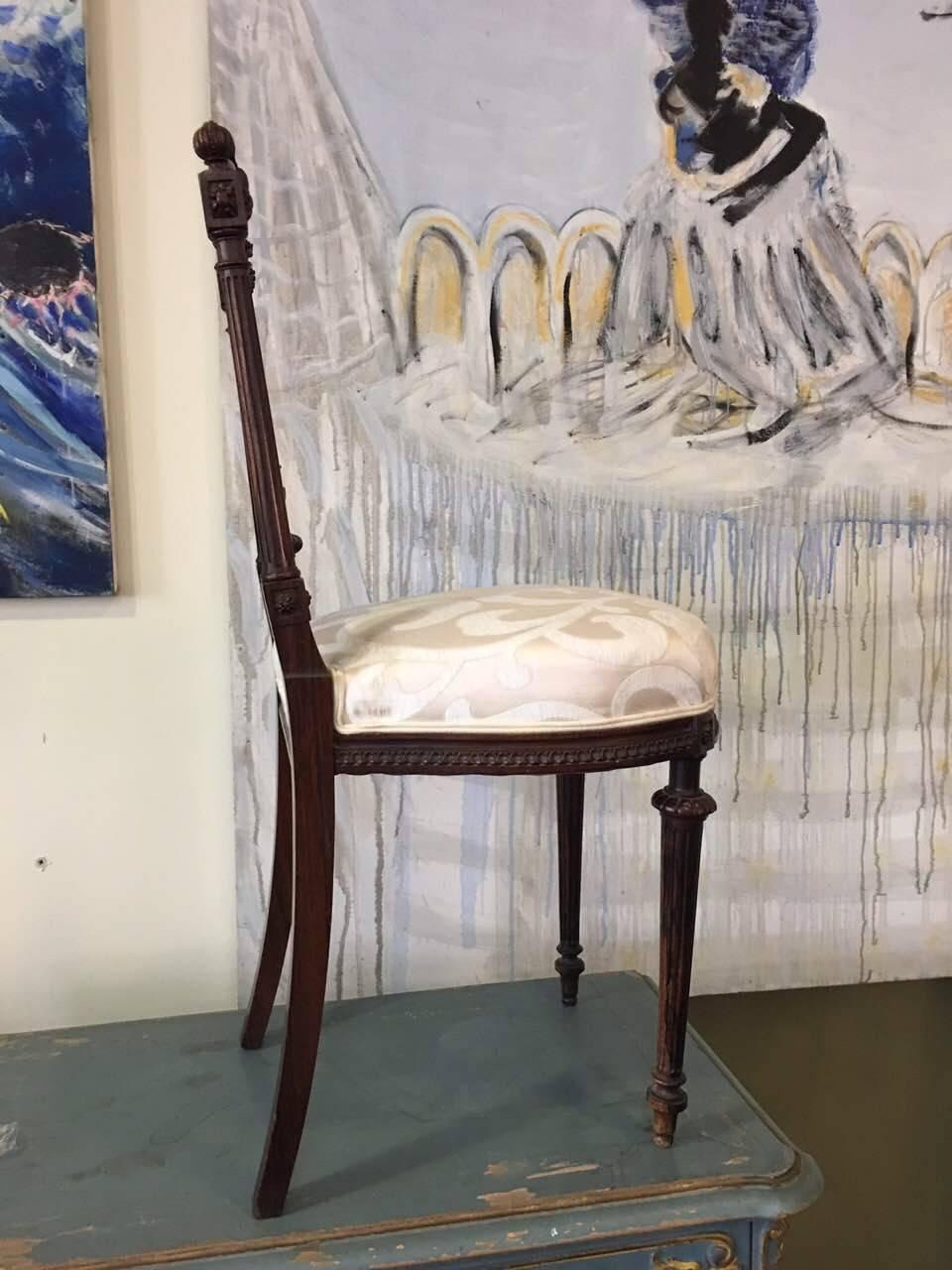 Victorien Paire de petites chaises d'appoint françaises du 19ème siècle en noyer sculpté en vente