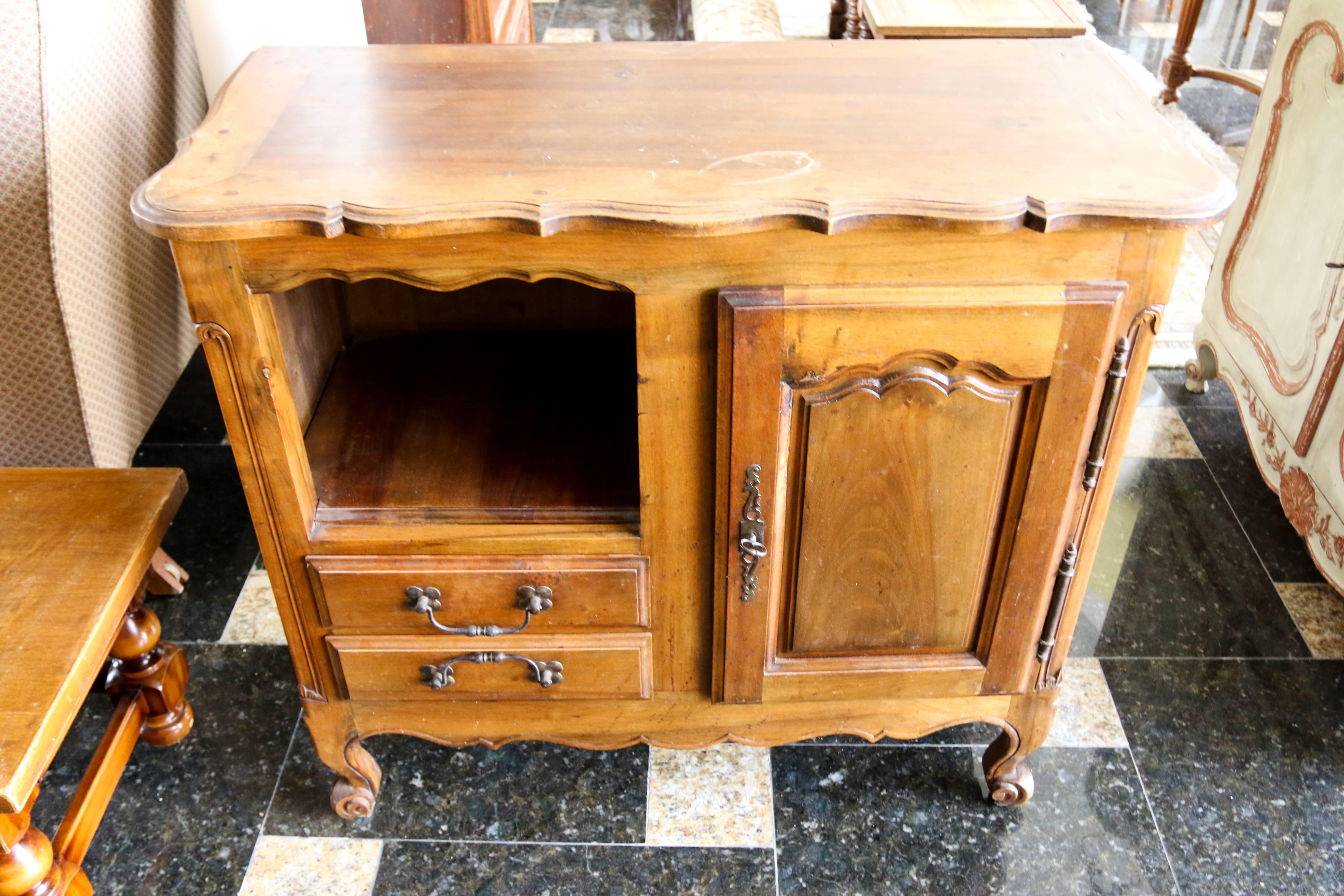 19th Century French Hand Carved Walnut Cabinet in Louis XV Style In Good Condition For Sale In Sofia, BG
