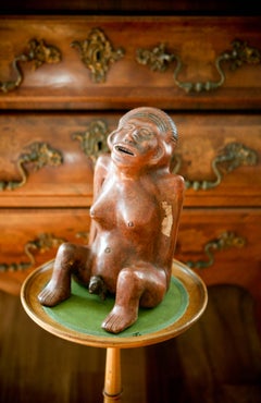 Figure en poterie précolombienne représentant une femme donnant sa naissance