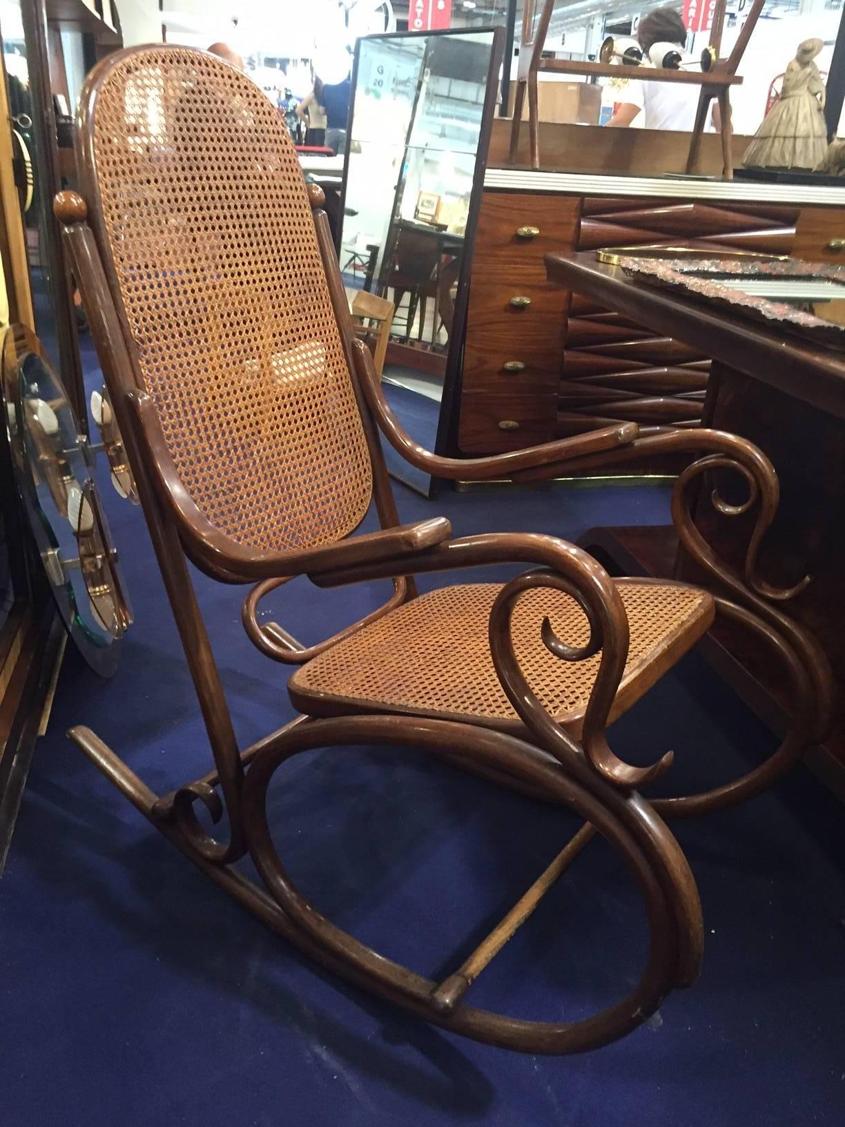 Rare Thonet vintage bentwood rocking chair.

Dimensions: Height 110 cm, width 56 cm, depth 100 cm, sitting height 56 cm.
     