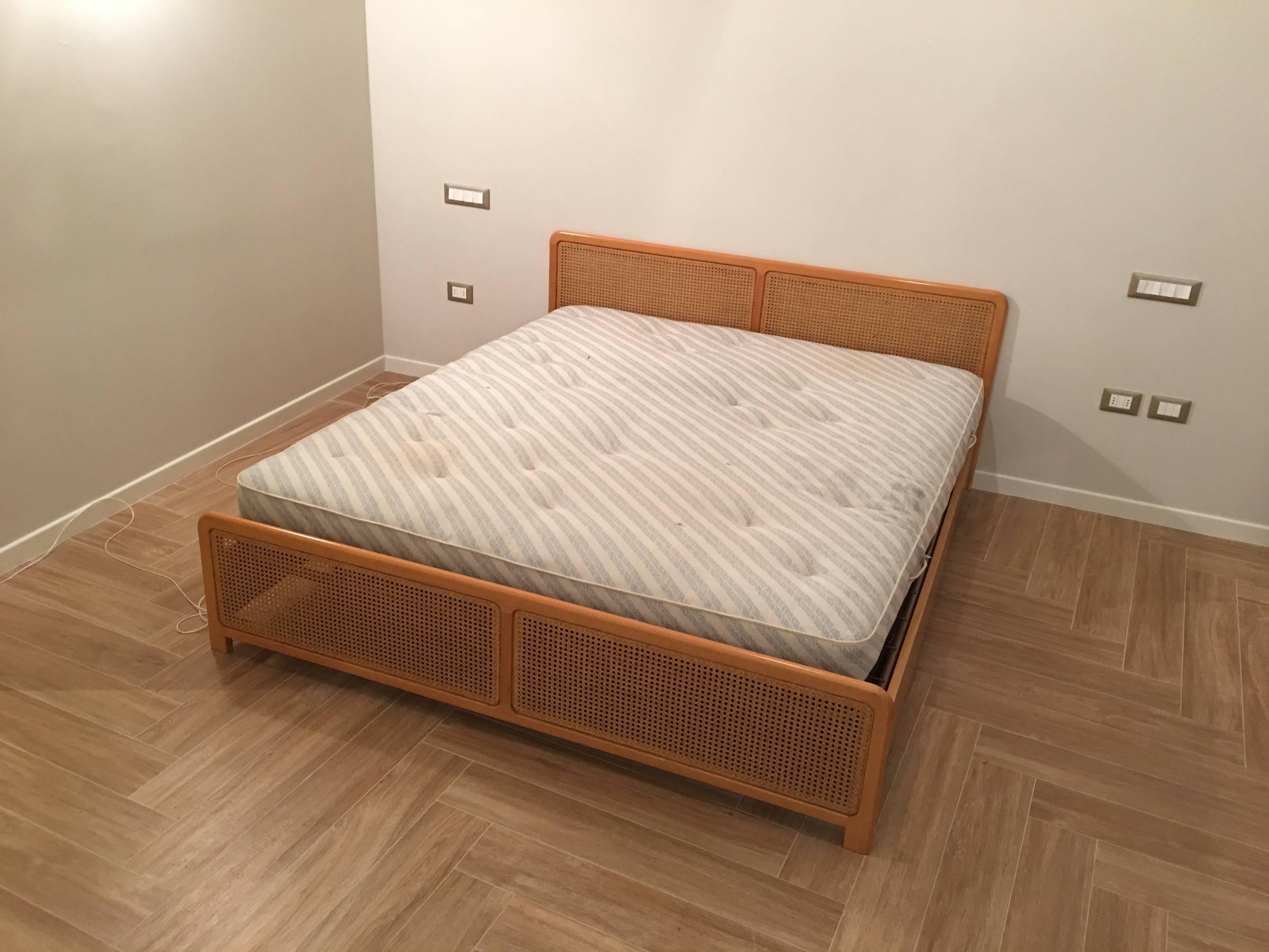 Lovely light color wood caned bed frame in perfect condition.
Disassembled easily for a cheaper transportation, ask for prices disassembled, please.
Beautiful bed compatible with every interior and style.