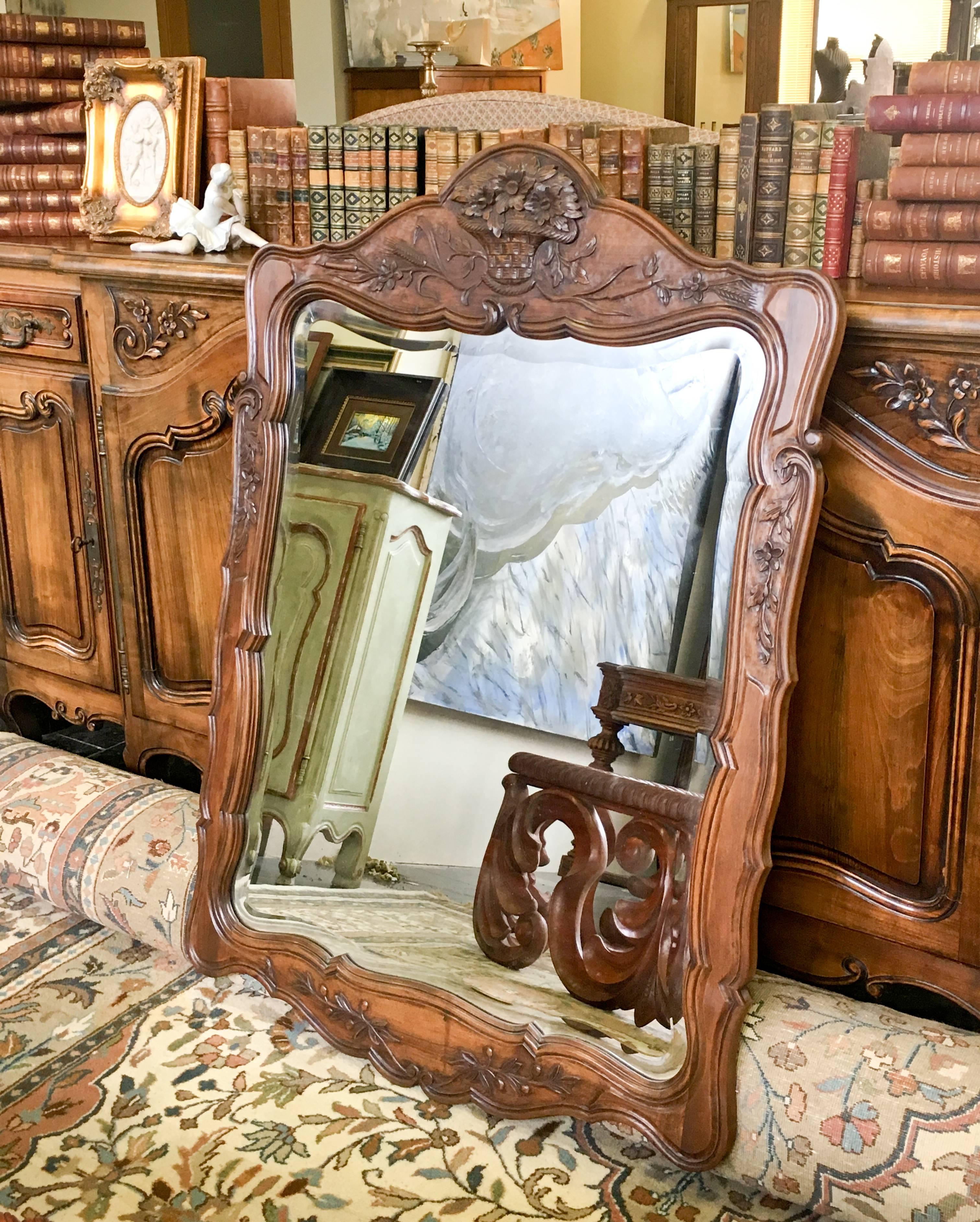 19th century walnut hand-carved large mirror in Louis XV style, in natural color with rich floral decoration. Original crystal glass and very good condition.
France, circa 1880.