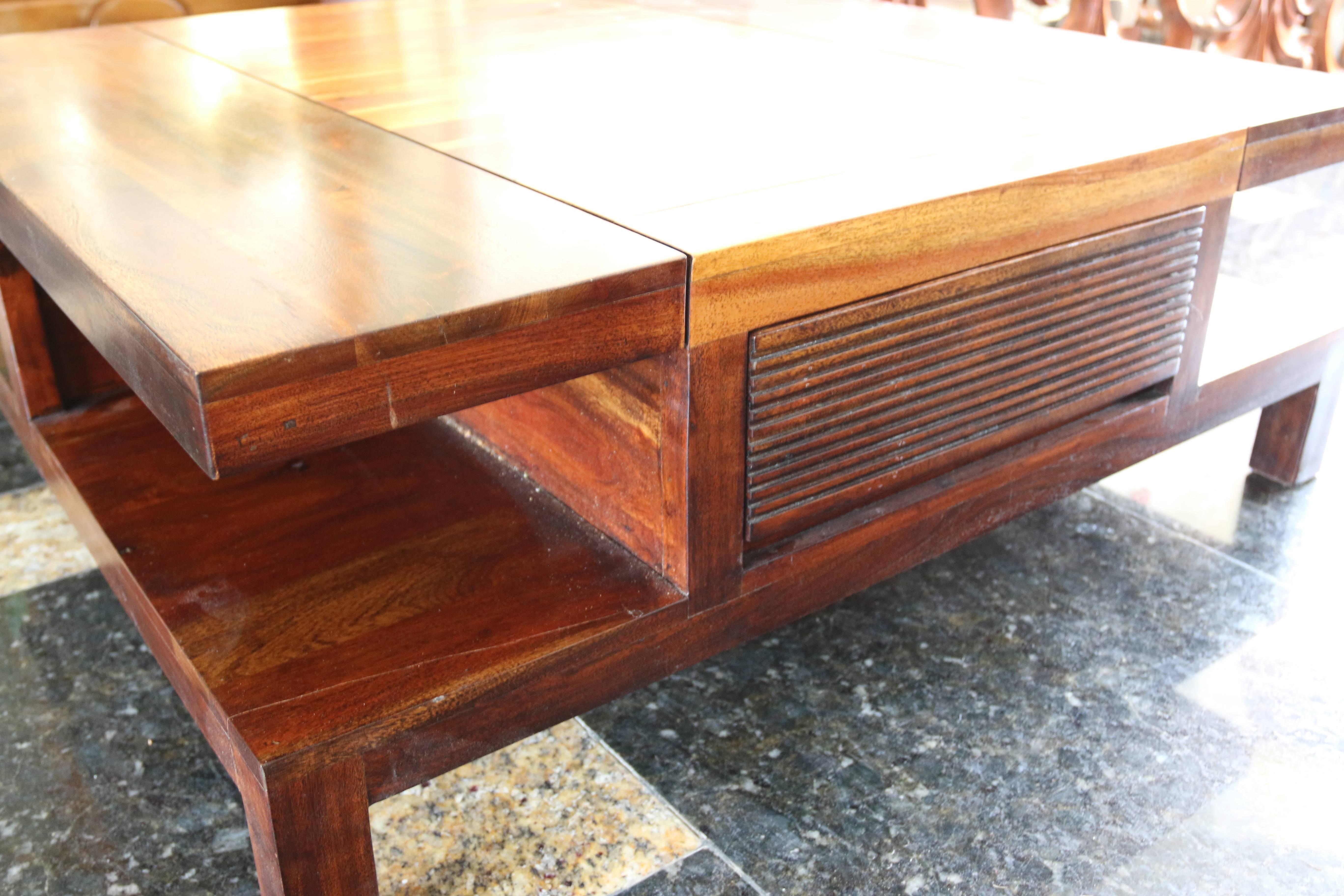 20ième siècle Table carrée du XXe siècle en bois exotique avec deux tiroirs latéraux en vente