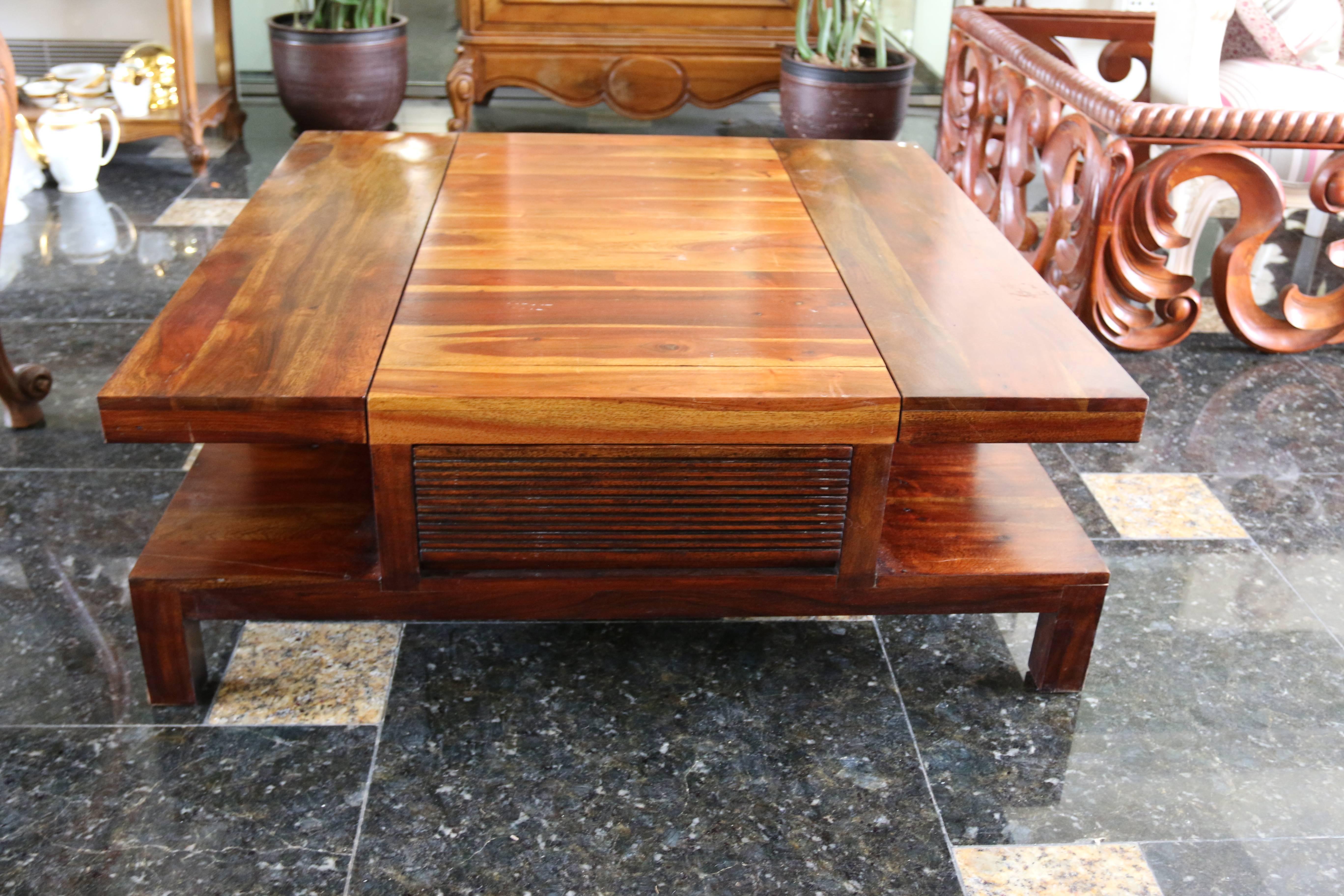 Bois Table carrée du XXe siècle en bois exotique avec deux tiroirs latéraux en vente