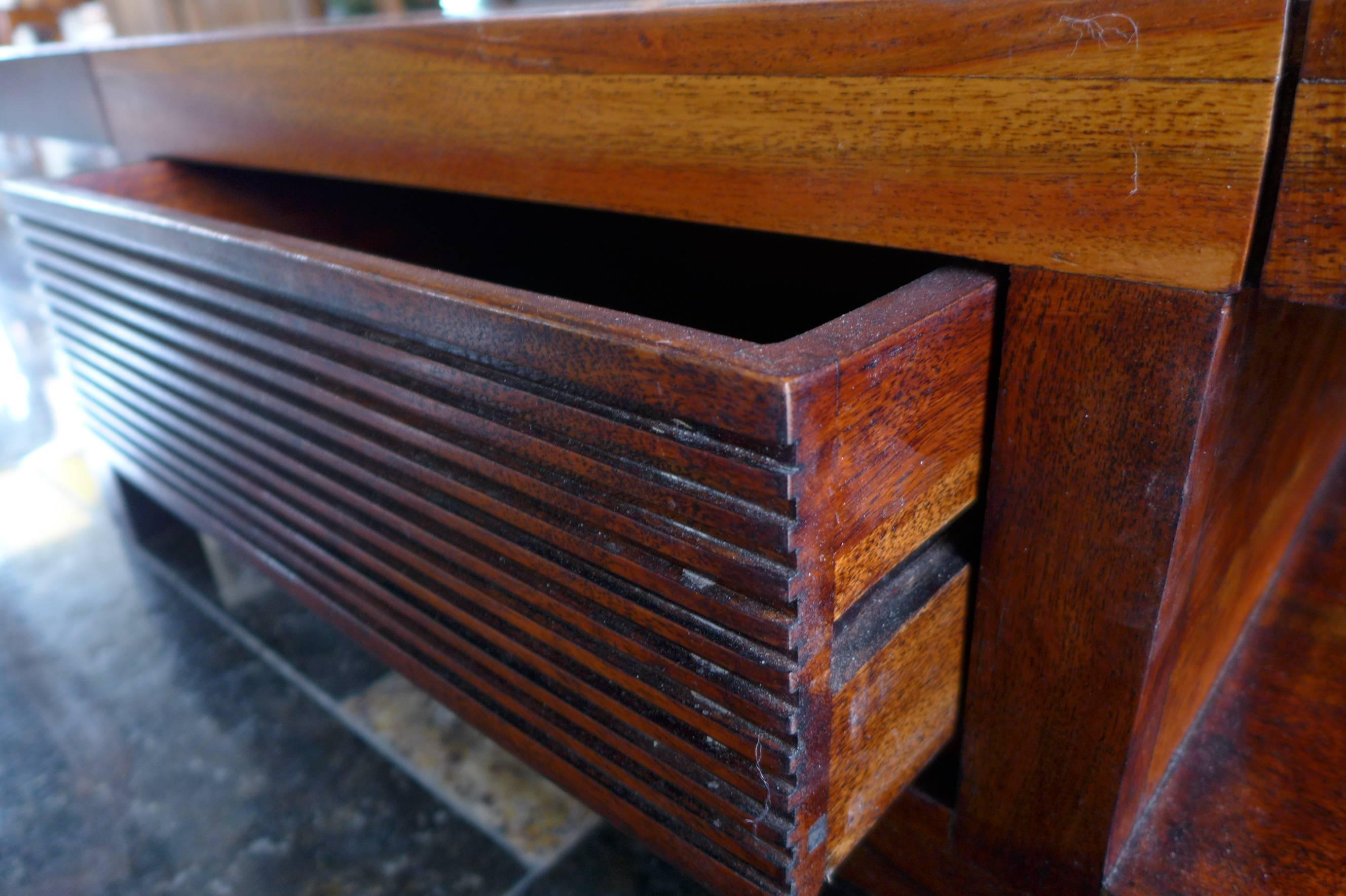 Français Table carrée du XXe siècle en bois exotique avec deux tiroirs latéraux en vente
