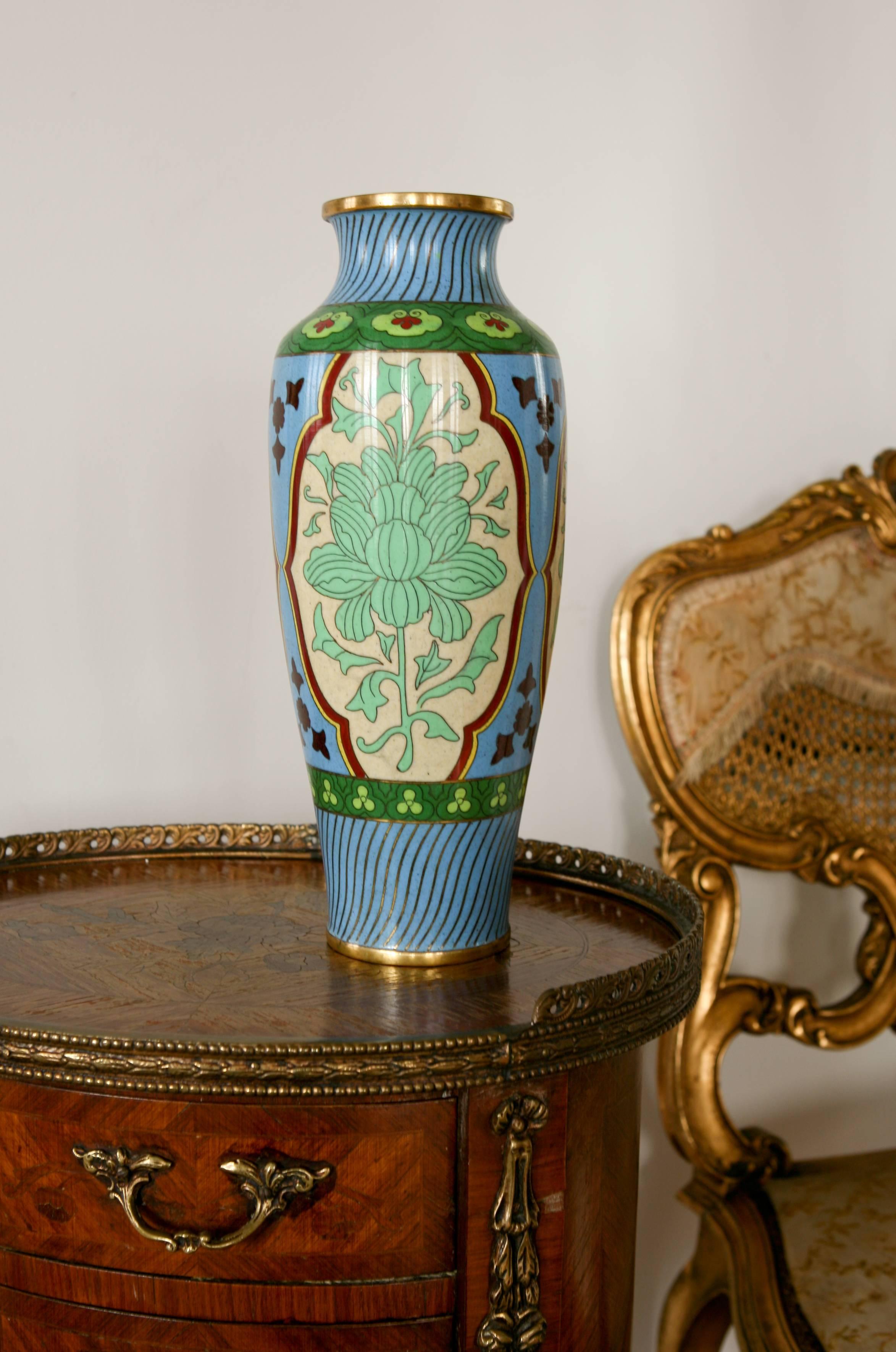 vase en émail cloisonné du 19ème siècle en parfait état.
France, vers 1880