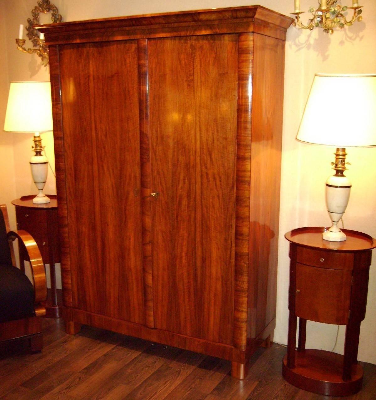 A Very fine wardrobe with two doors, veneered in walnut with open stain. Austrian Empire, first half of the 19th century, Epic Biedermeier. Dimensions cm. 140 x 59 x 197