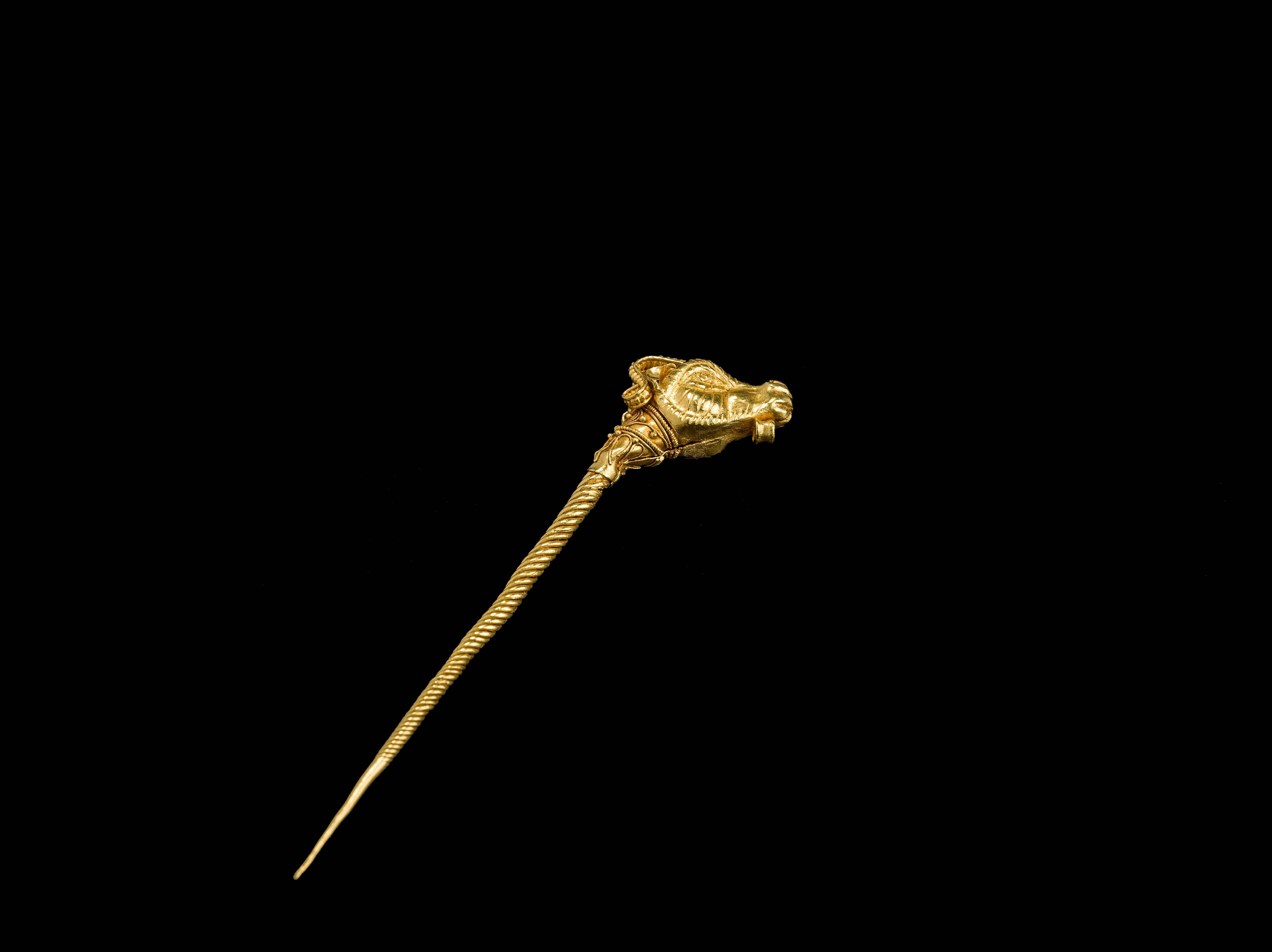 Ancient Achaemenid Gold Goat Head with a Needle In Excellent Condition For Sale In Lugano, CH
