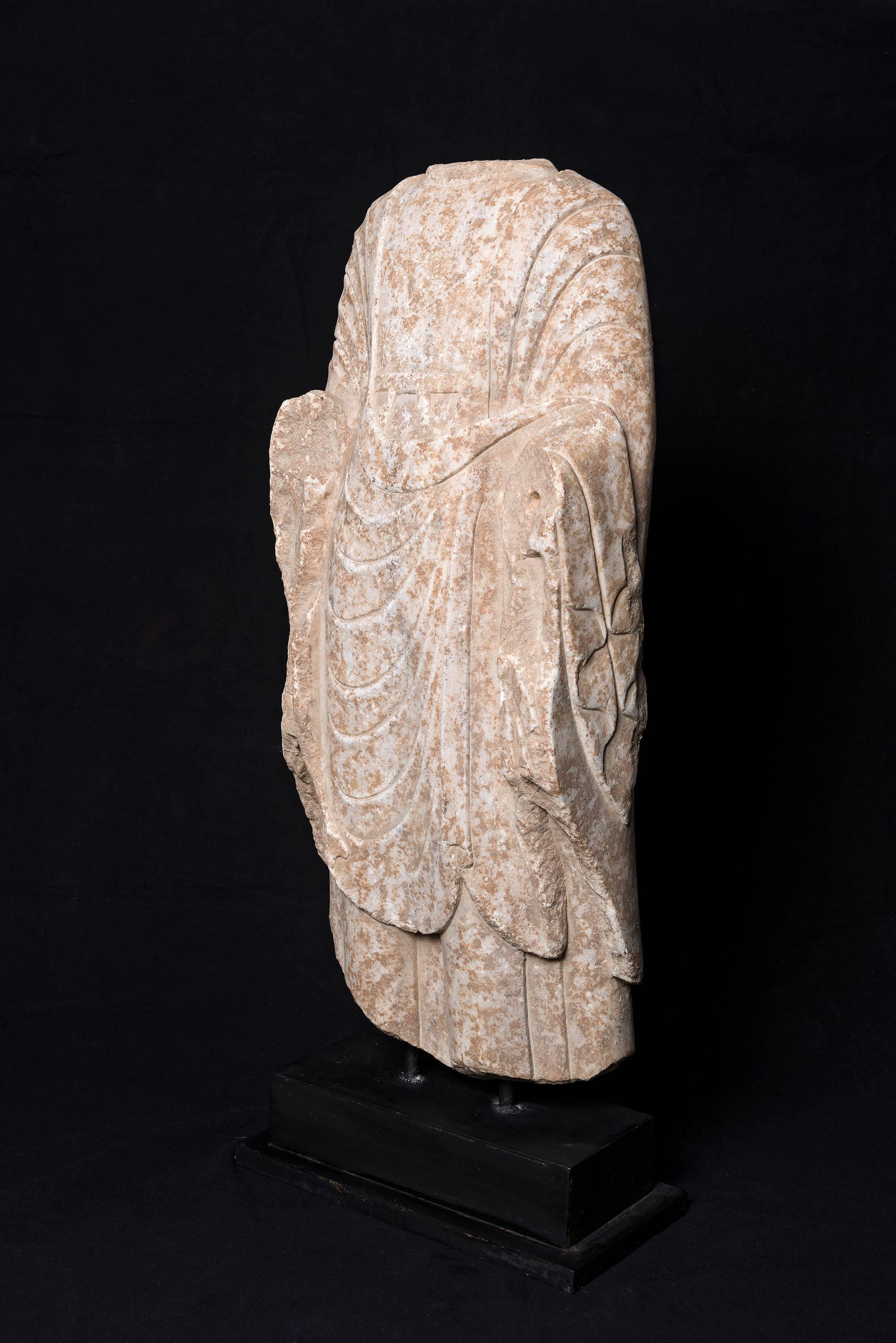 Tang Dynasty Marble Sculpture of a Standing Buddha In Excellent Condition For Sale In Lugano, CH