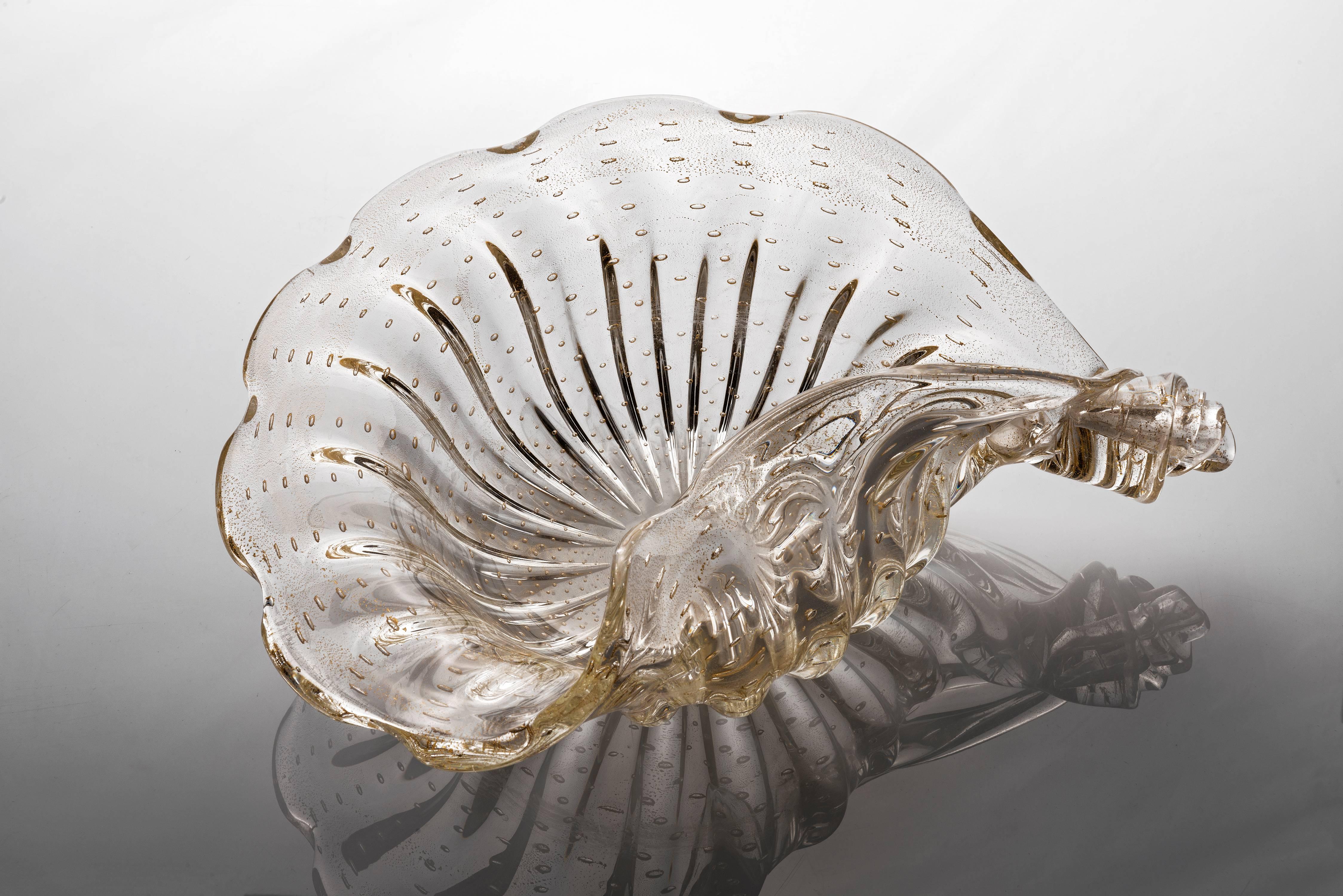 Handblown Murano Glass Shell, decorated with 24-karat gold In Excellent Condition For Sale In Lugano, CH