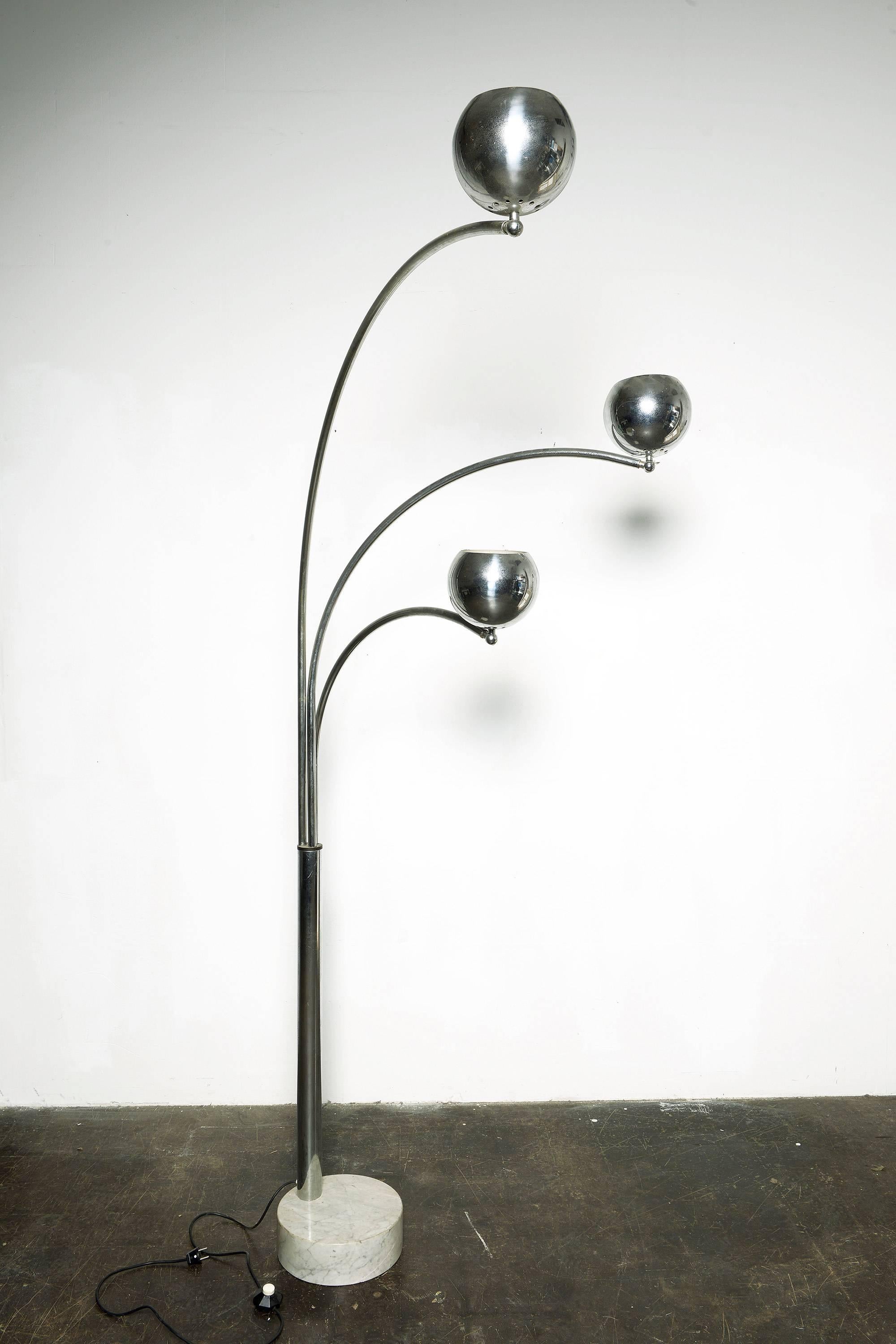 Beautiful arc floor lamp with a marble base by Goffredo Reggiani. The three lamp bowls are revolving.
Some patina on the chrome bowls but in good vintage condition.