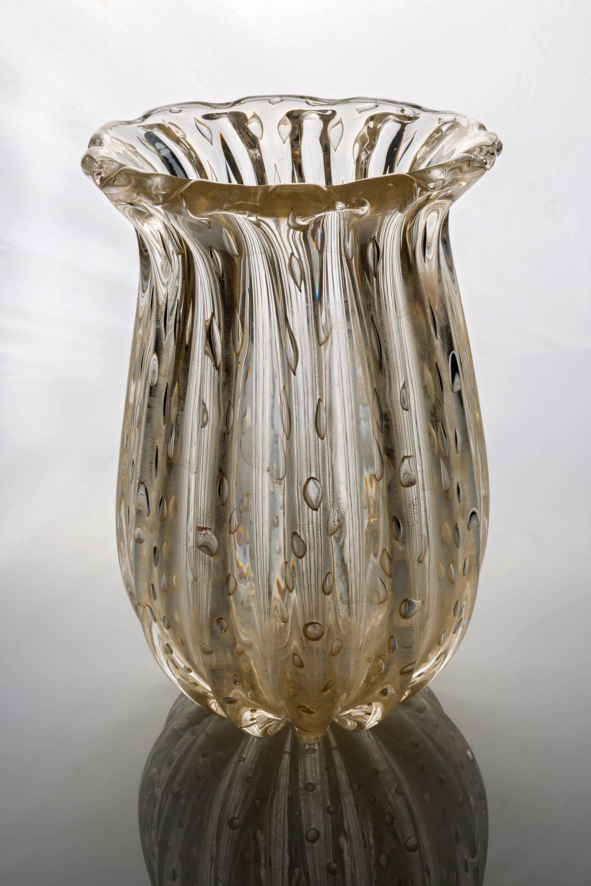 Superb 1950s Murano glass vase by F.lli Toso. 
Attractive handblown fluted body bearing controlled bullicante air bubble inclusions. Decorated with 24-karat gold. 
Signed 'Toso Murano' at the base. 
From a private collection.
 