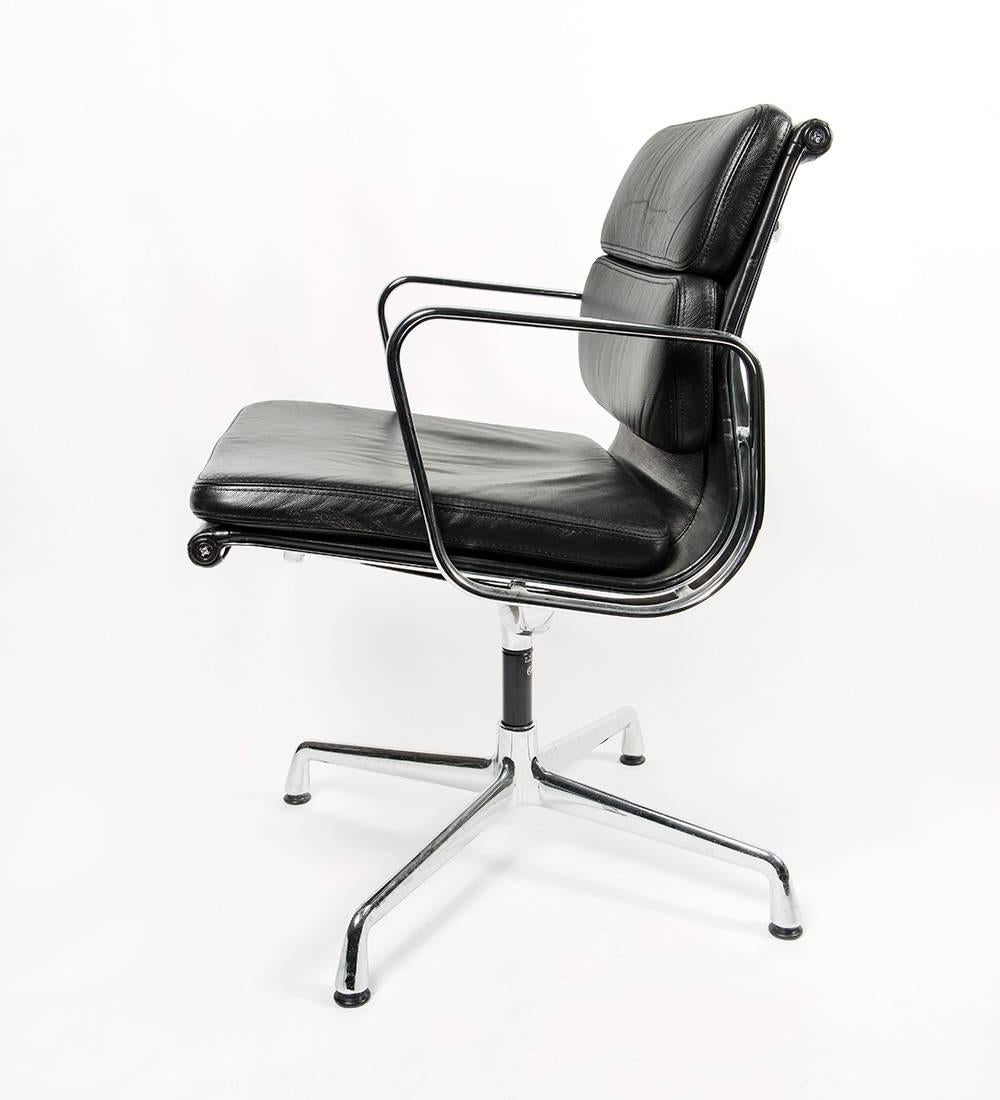 EA208 soft pad chair by Charles Eames in black leather and chromed metal.
Vitra label and mark on the base. Height 84cm. In very good condition.