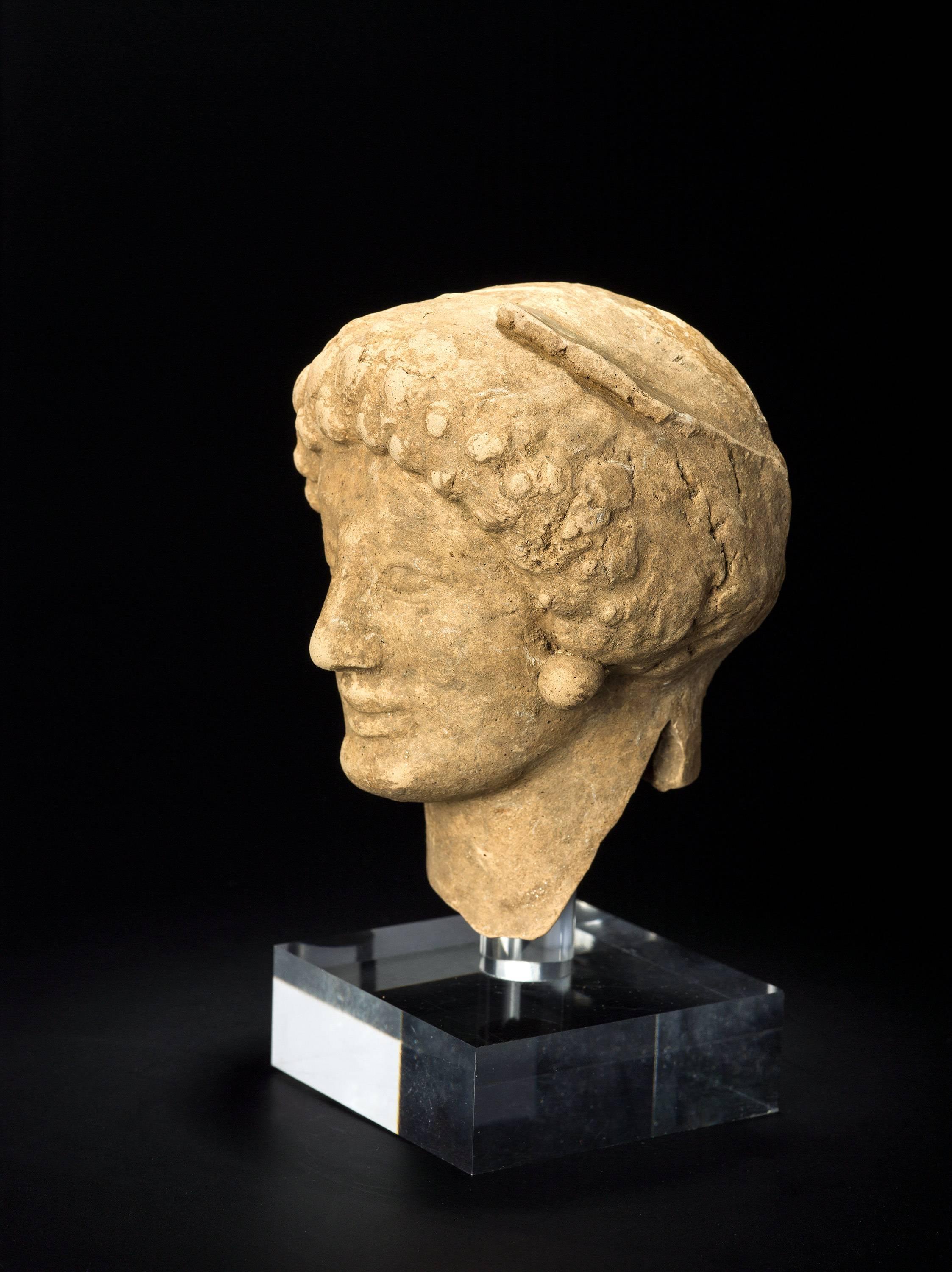 Ancient Greek Terracotta Female Head In Good Condition For Sale In Lugano, CH