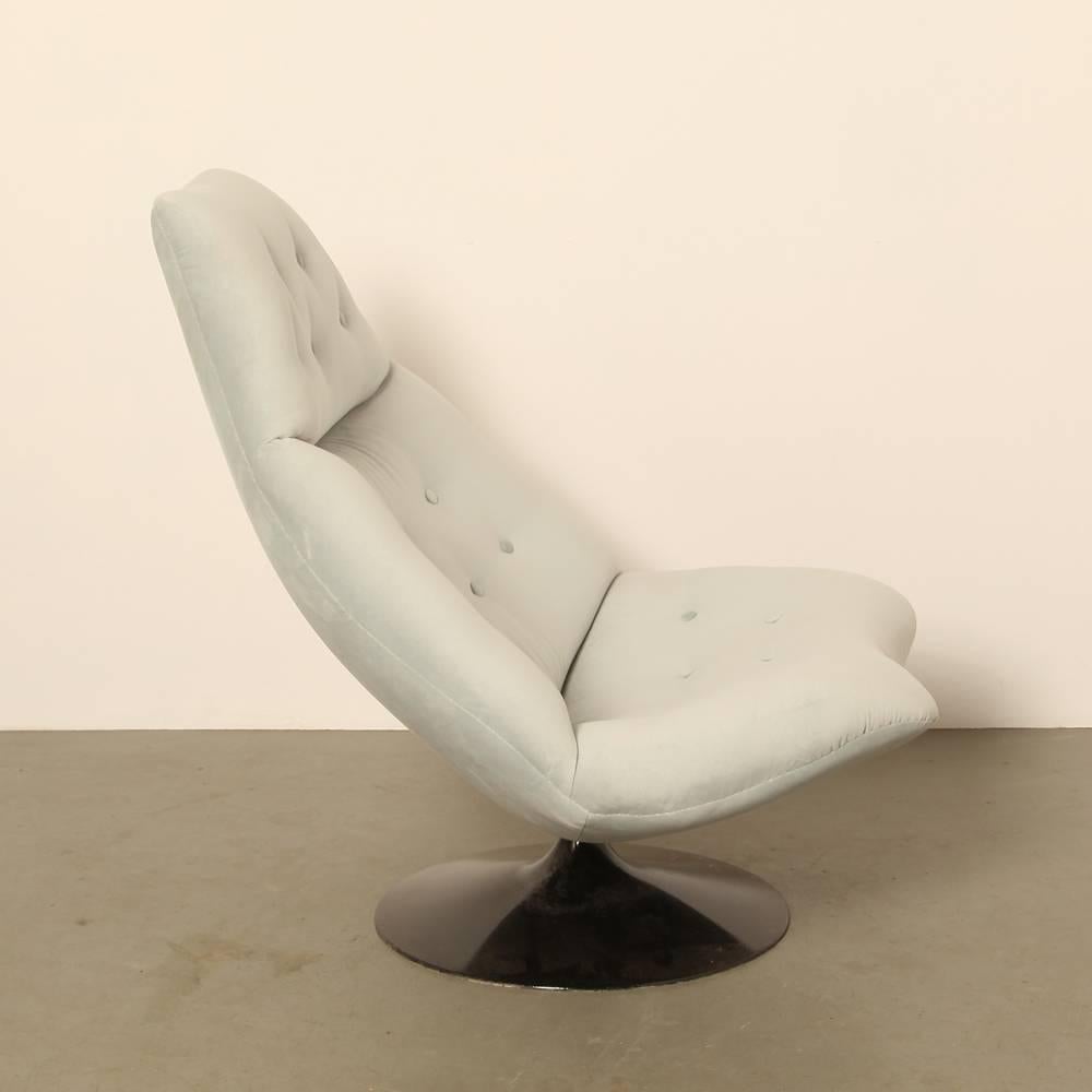 Artifort F510 lounge chair Geoffrey Harcourt

name: F510 lounge chair
designer: Geoffrey Harcourt
manufacturer: Artifort
design year: 1968

Mod chair with new velour style upholstery and original Saarinen style acrylic base. There are two