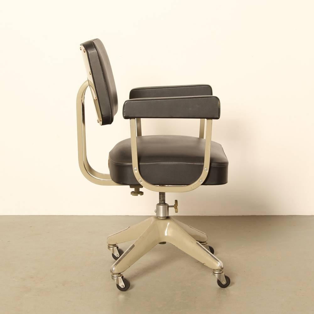 Okamura office chair with armrests.

From manufacturer Okamura, Tokyo Japan.

Vintage industrial office chair.

Grey steel frame
black skai upholstery.

In good condition.

Dimensions: 55 D x 55 W x 91 H cm
seat height: 50 cm.