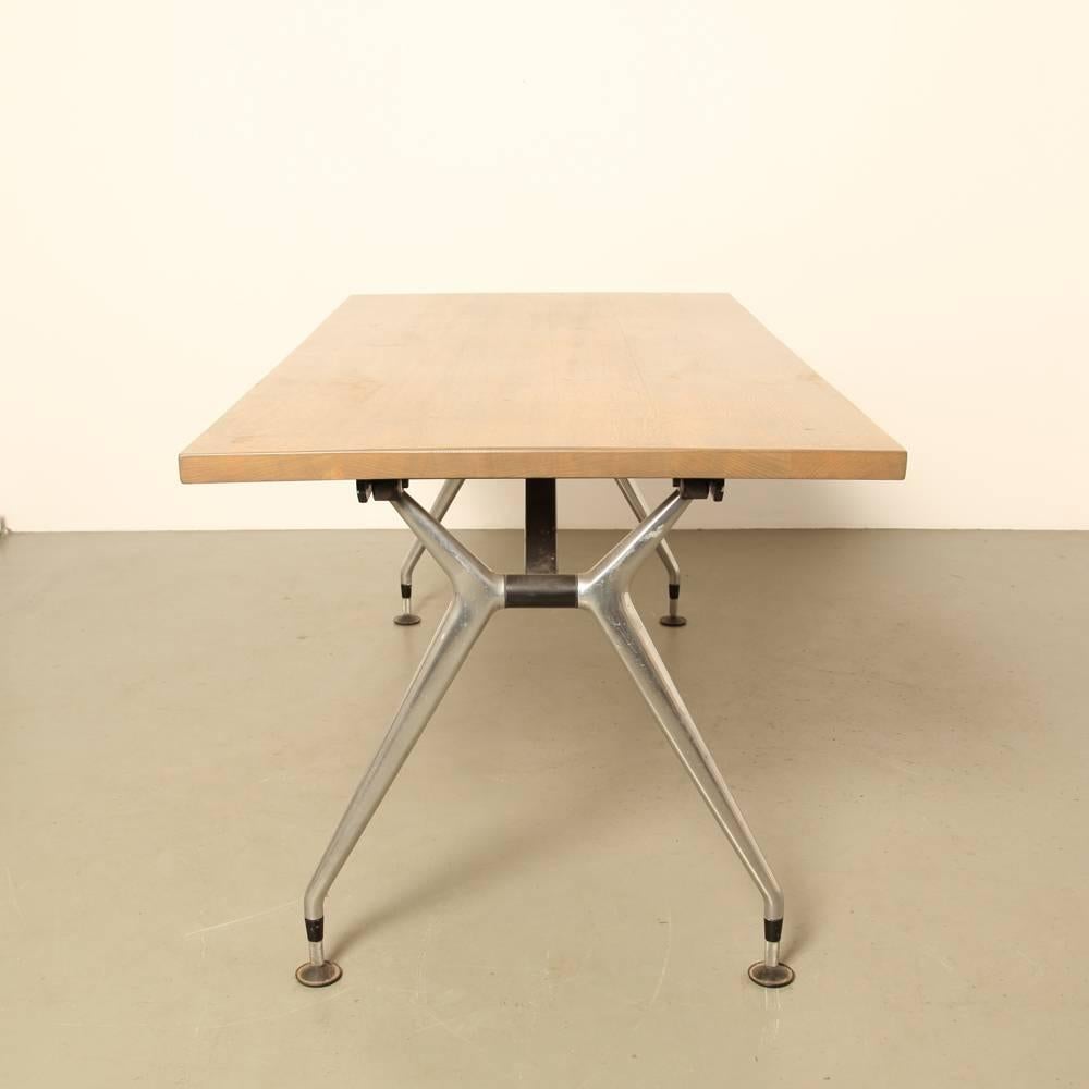 Wilkhahn table with folding legs

Oak stained grey

Dimensions: 160 D x 80 W x 71 H cm

Folded height: 15 cm.